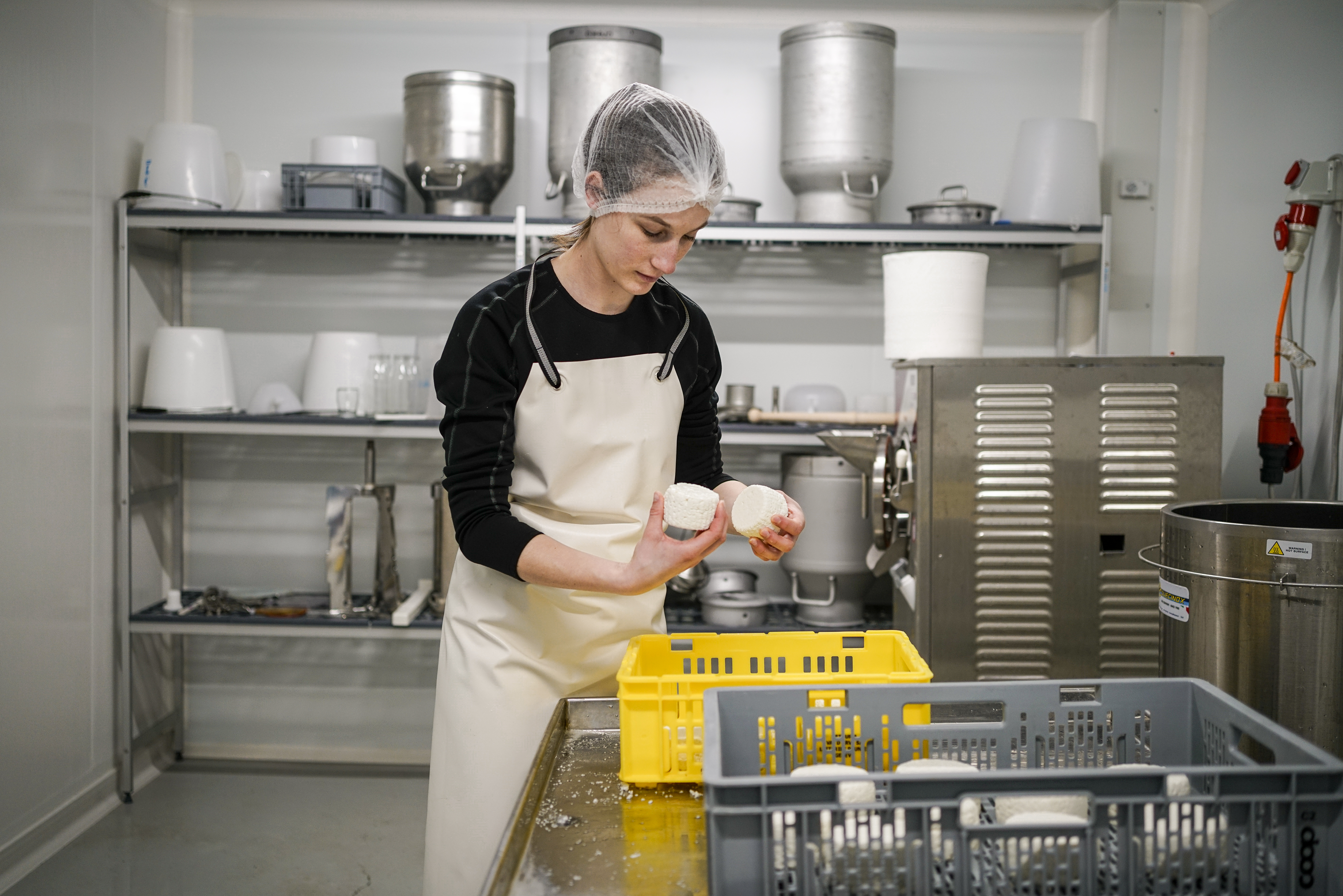 Lara versucht sind ständig an neuen Produkten – hier an einem Weichkäse. LANDI Contact 01/21, Lara Graf, Weichkäse