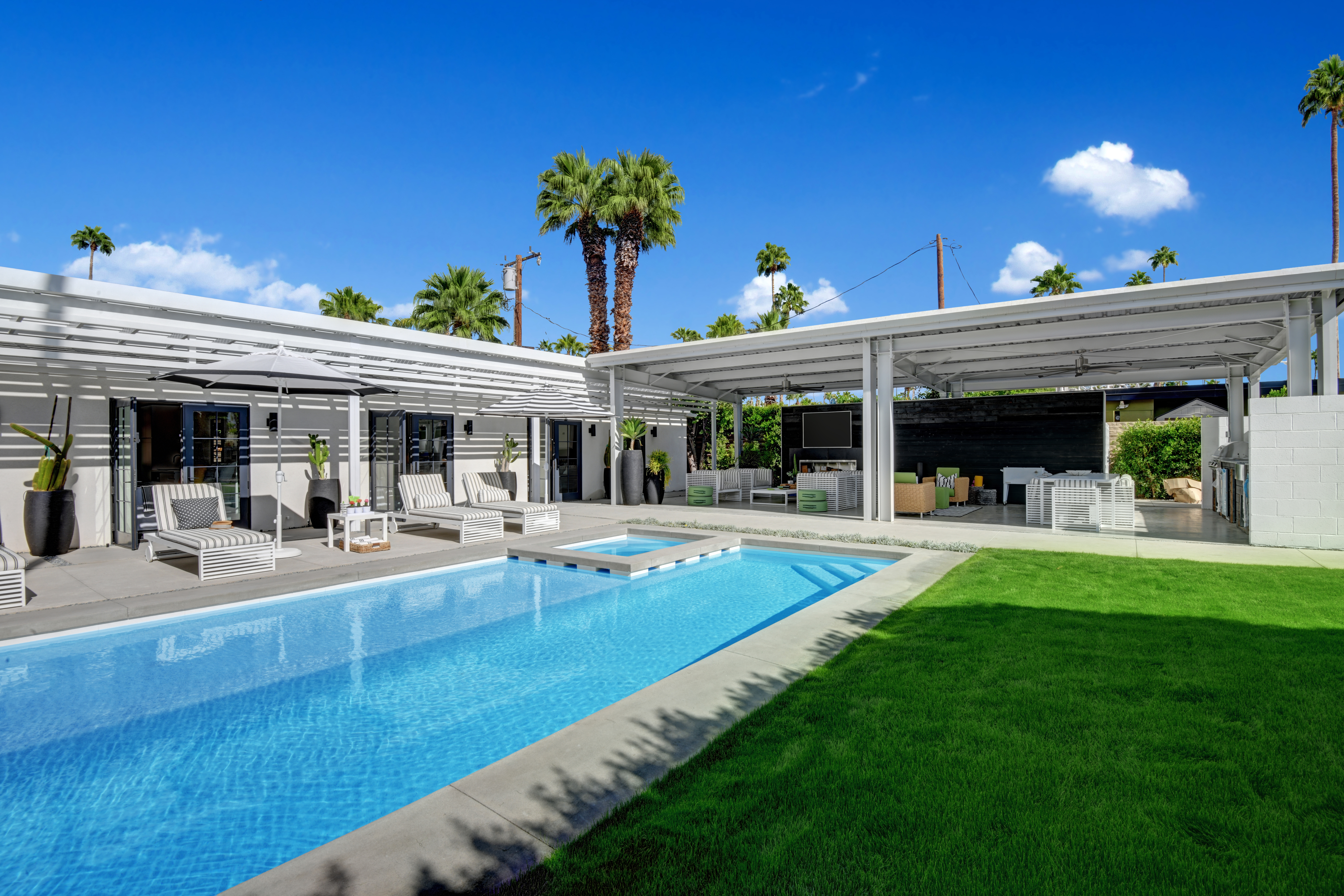 Bacana outdoor pool and lounge area