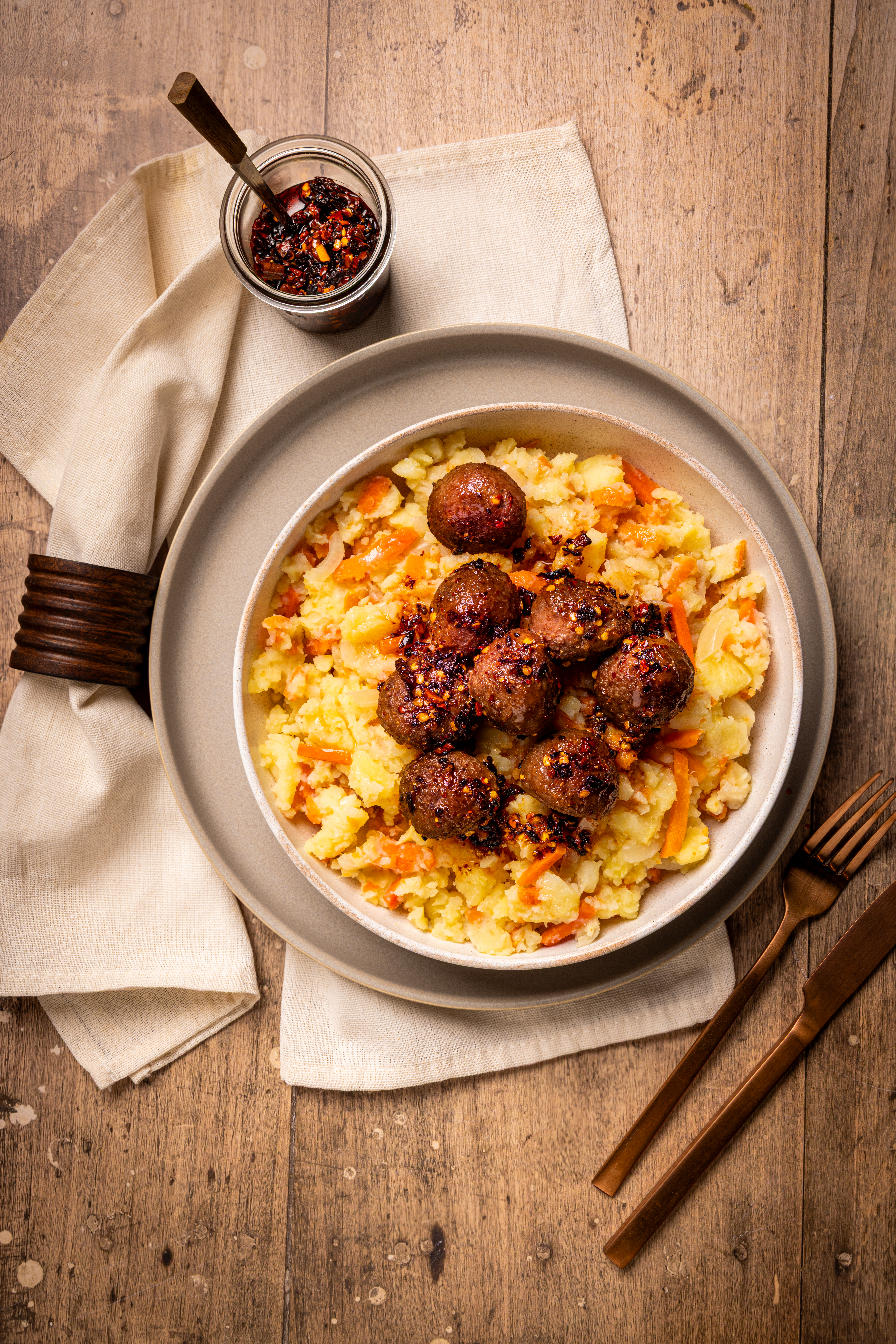 Stamppotgemak Hutspot met gehaktballetjes en crispy chili olie