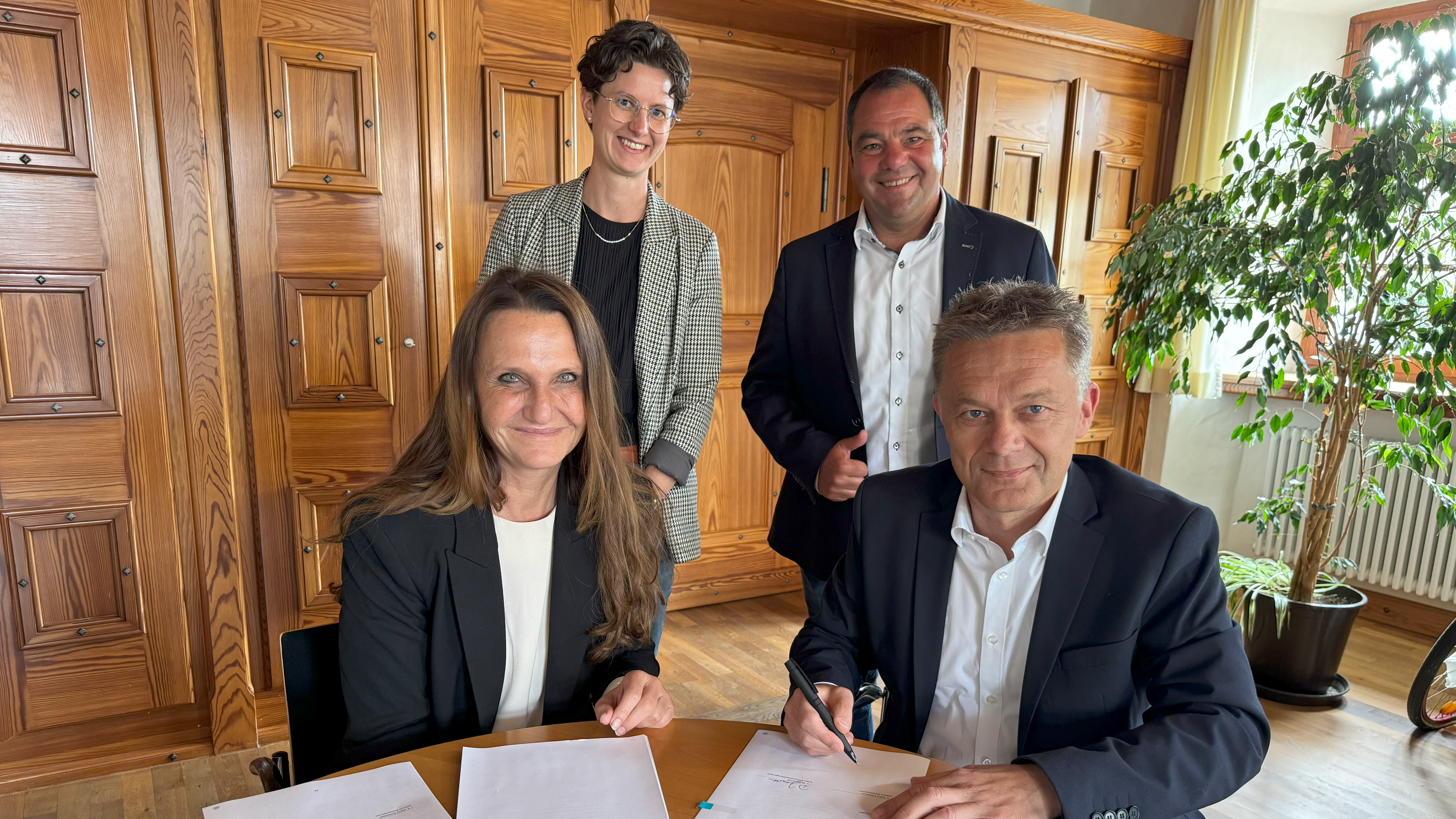 Bürgermeister Martin Rude (rechts) und Petra Schweizer, Netze BW, unterzeichnen den neuen Stromkonzessionsvertrag für Altheim. Hintere Reihe: Christina Schanne (links) und Markus Mayer von der Netze BW. (Foto: Netze BW)
