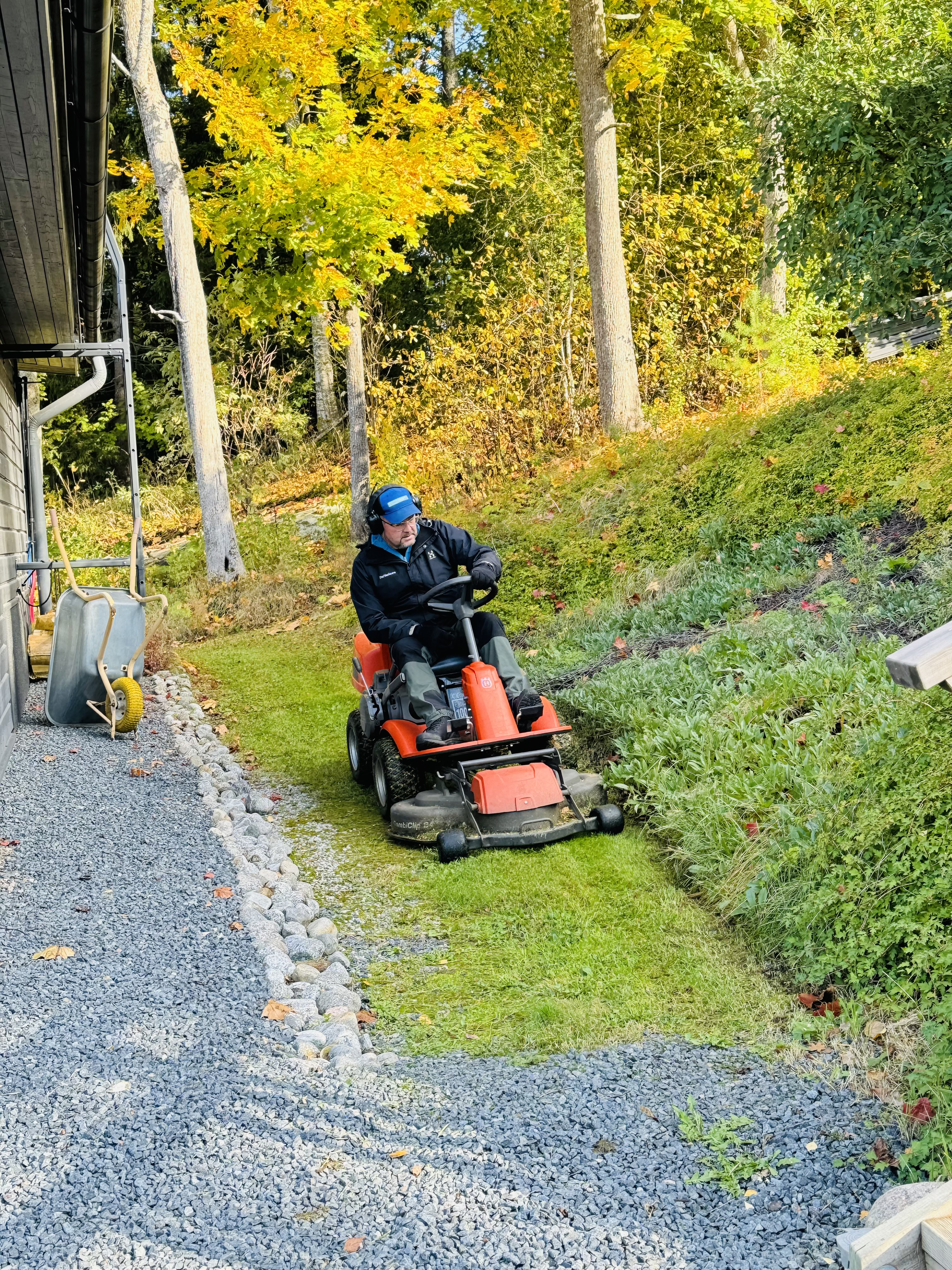 Etsitkö nurmikon leikkauspalvelua Oulusta? Oulun paikalliset palveluntarjoajat varmistavat, että nurmikkosi pysyy siistinä ja elinvoimaisena läpi kauden.