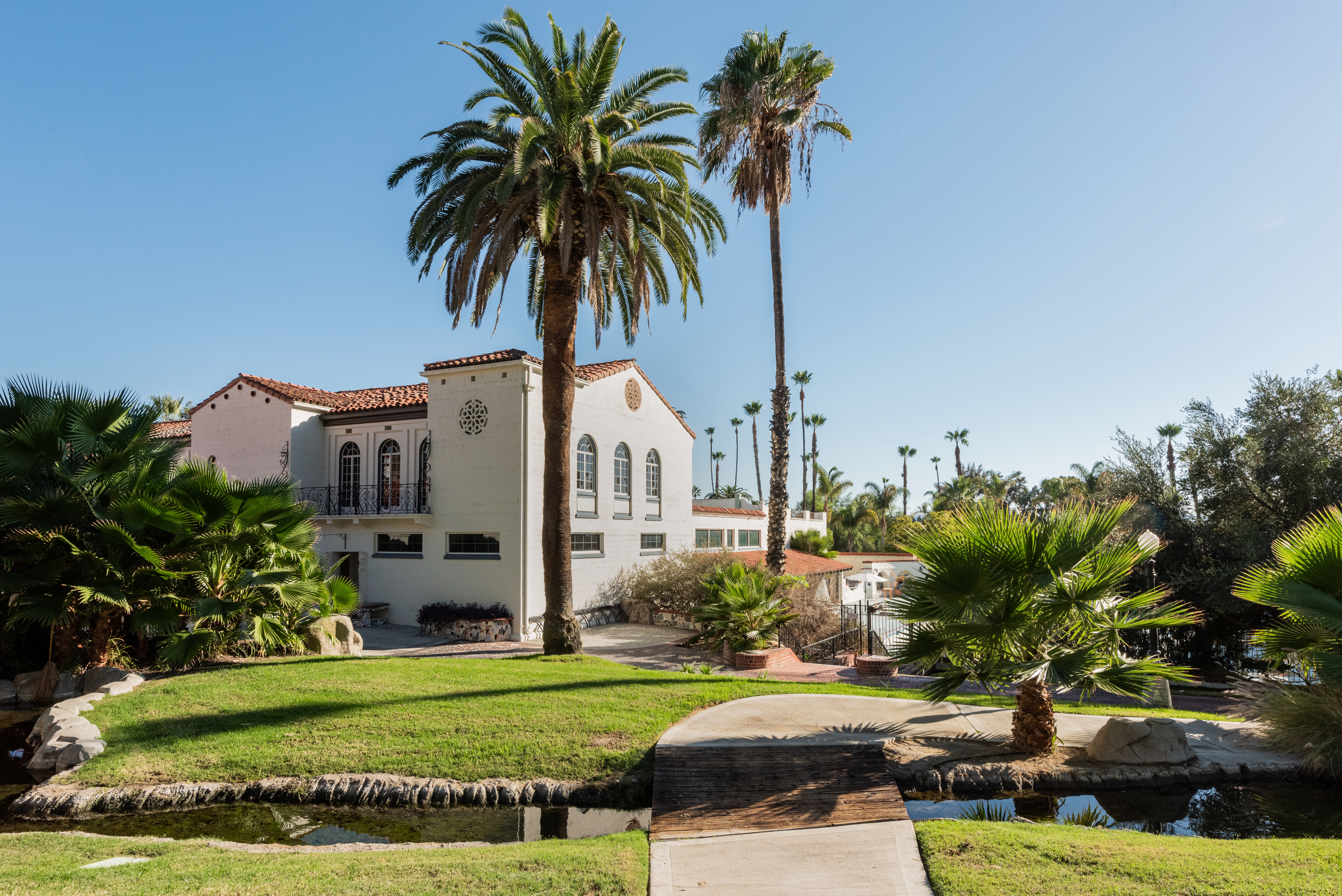 With the renovation and adaptive reuse of Murrieta Hot Springs Resort, Omgivning has revitalized a 1902 hot springs resort – that until recently served as a private college campus – to its original purpose.

Spanning 46 acres, the new resort features 174 guest rooms across 24 buildings, including over 50 distinct swimming and geothermal soaking pools, marking Omgivning’s largest interiors project per square foot and first spa project to date. 

Opening to reservations earlier this year, the resort continues to add Omgivning-designed amenities, including lobby bar Guenther’s Lounge, poolside bar and cafe The Tortoise Shell, and bistro style restaurant Talia Kitchen.