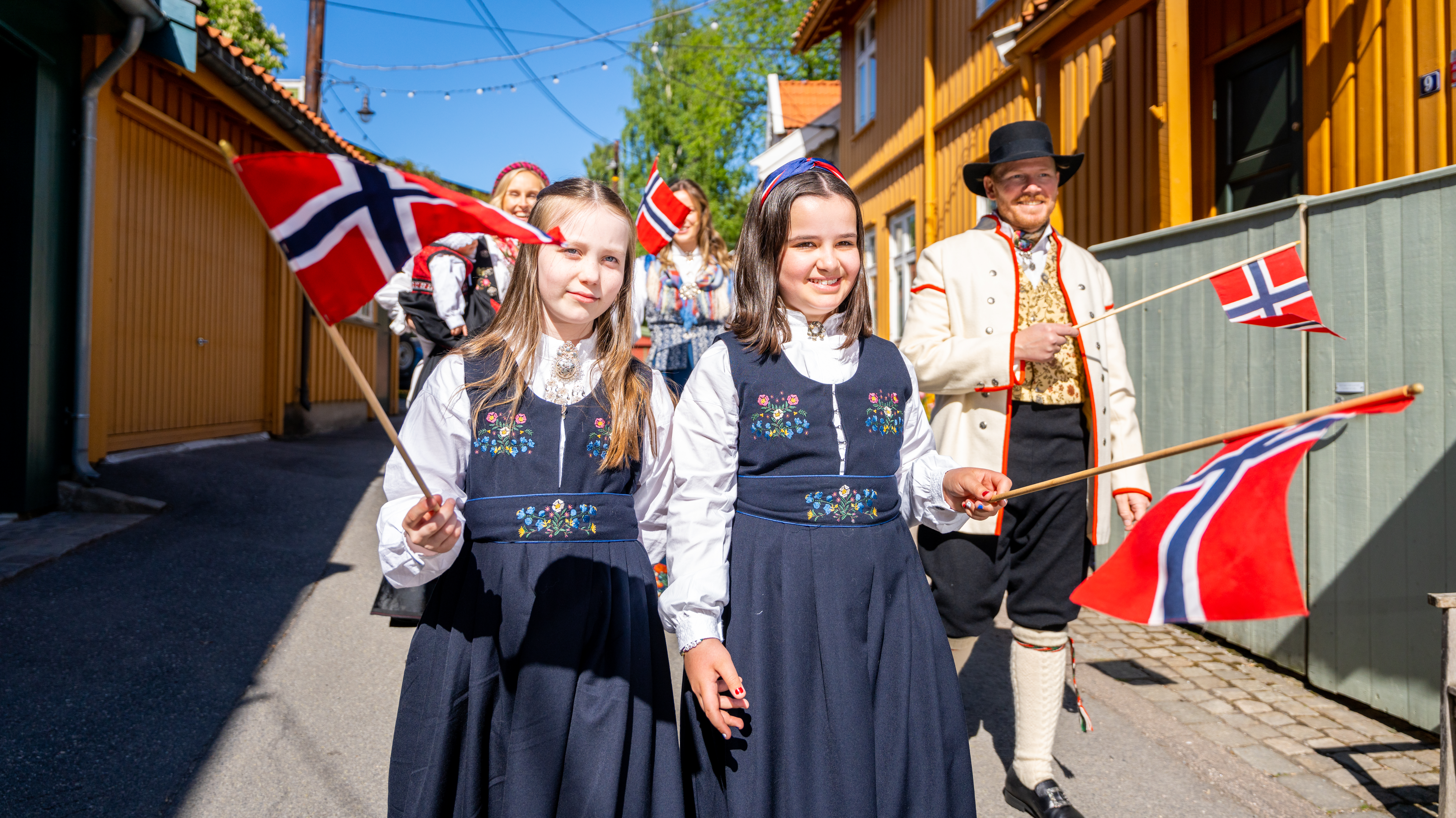 Børn går i den norske nationaldagsparade