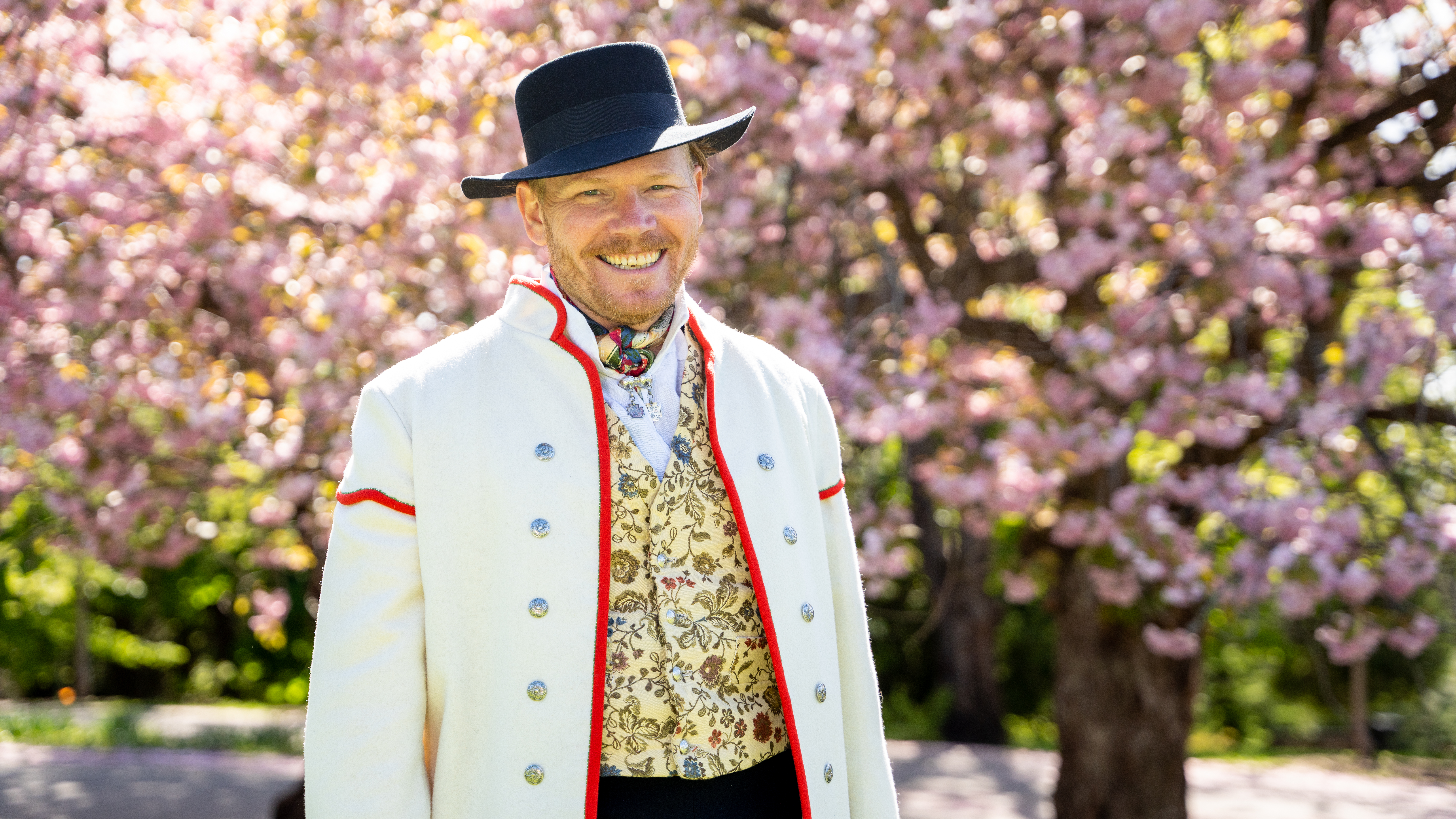 En norsk man klädd i nationaldräkten Bunad