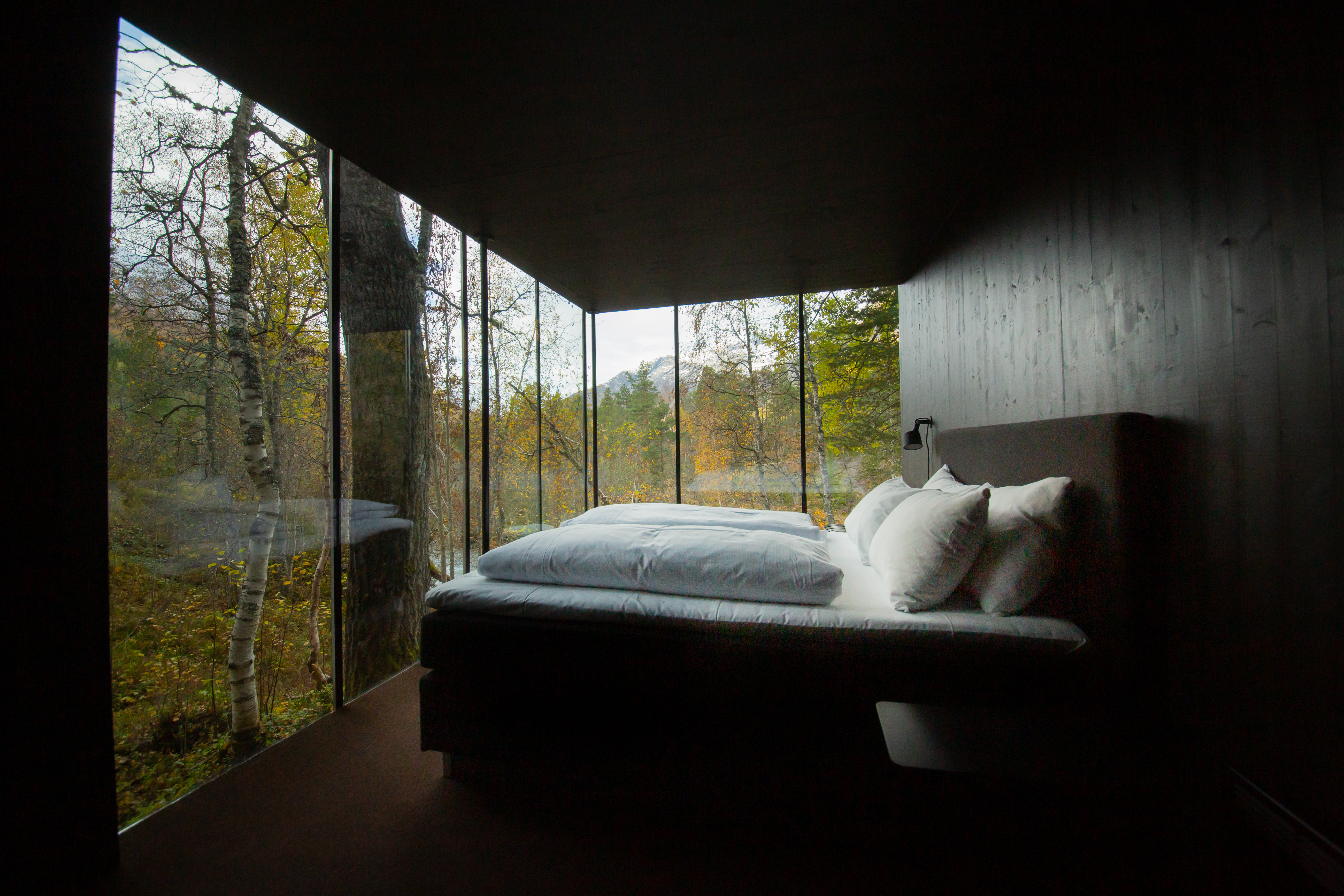 En säng i ett av hotellrummen på Juvet Landskapshotell i Norge
