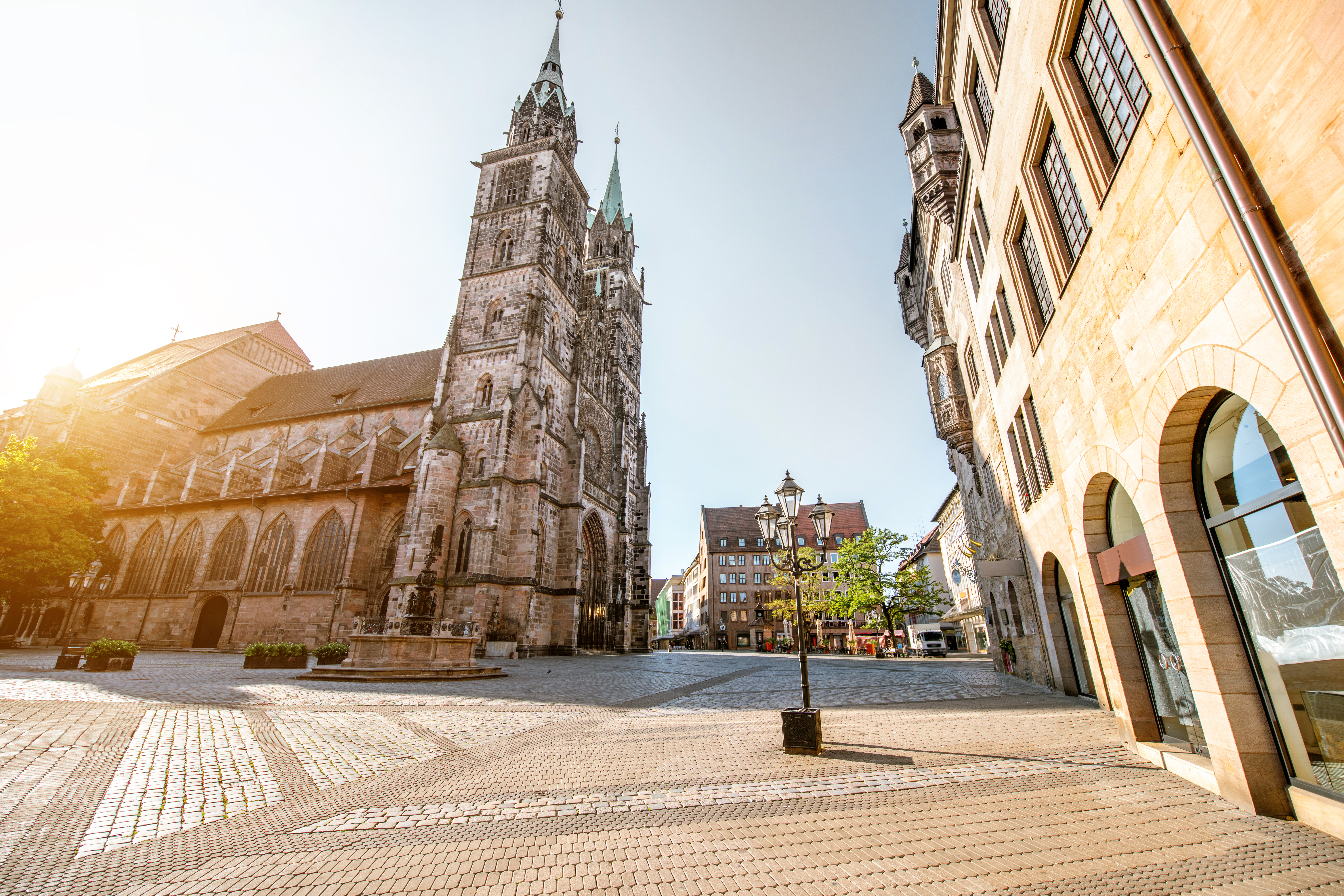 Die Nürnberger Altstadt mit Autos, die in Nürnberg eine Werkstatt benötigen. 