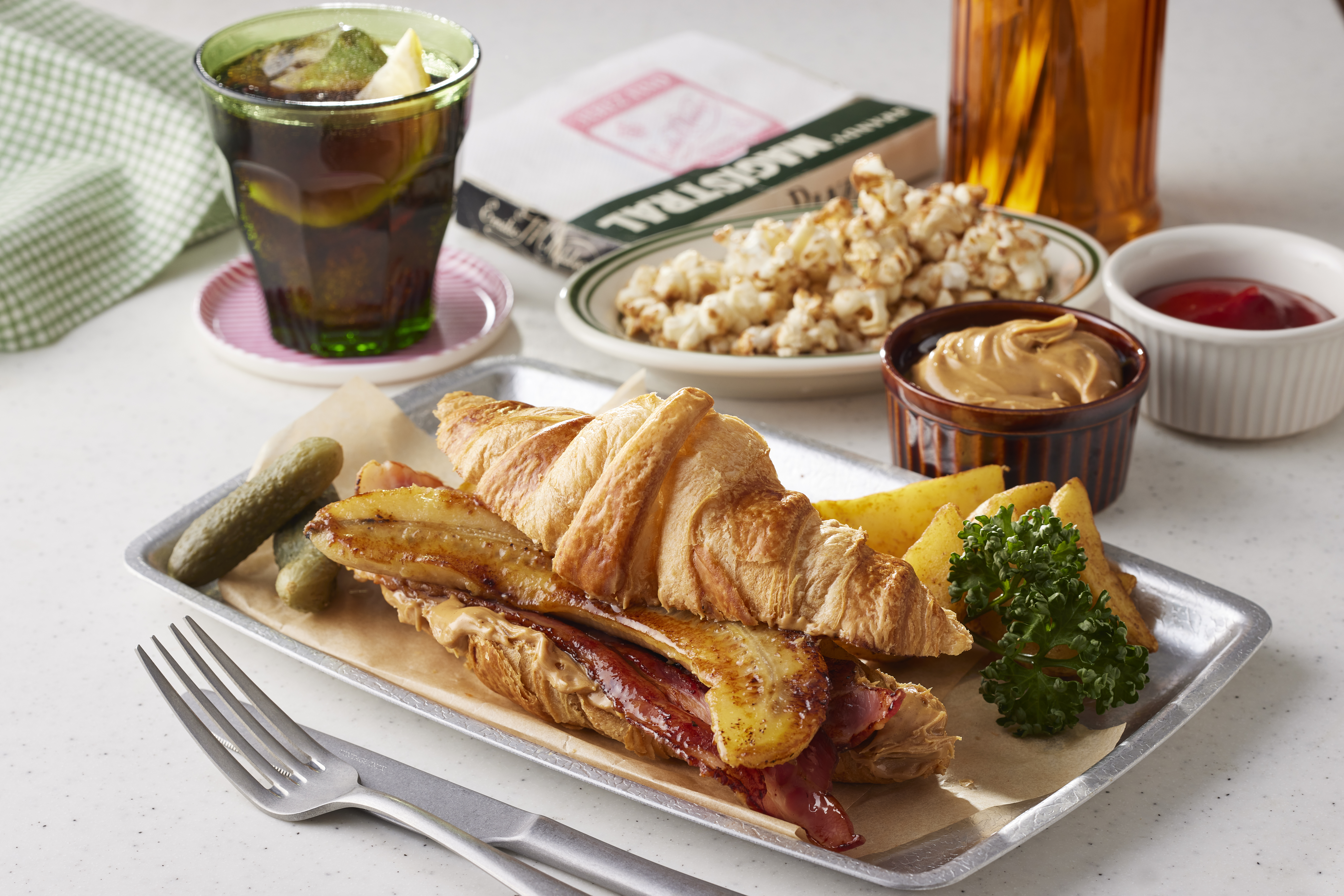 クロワッサンでエルビスサンド風