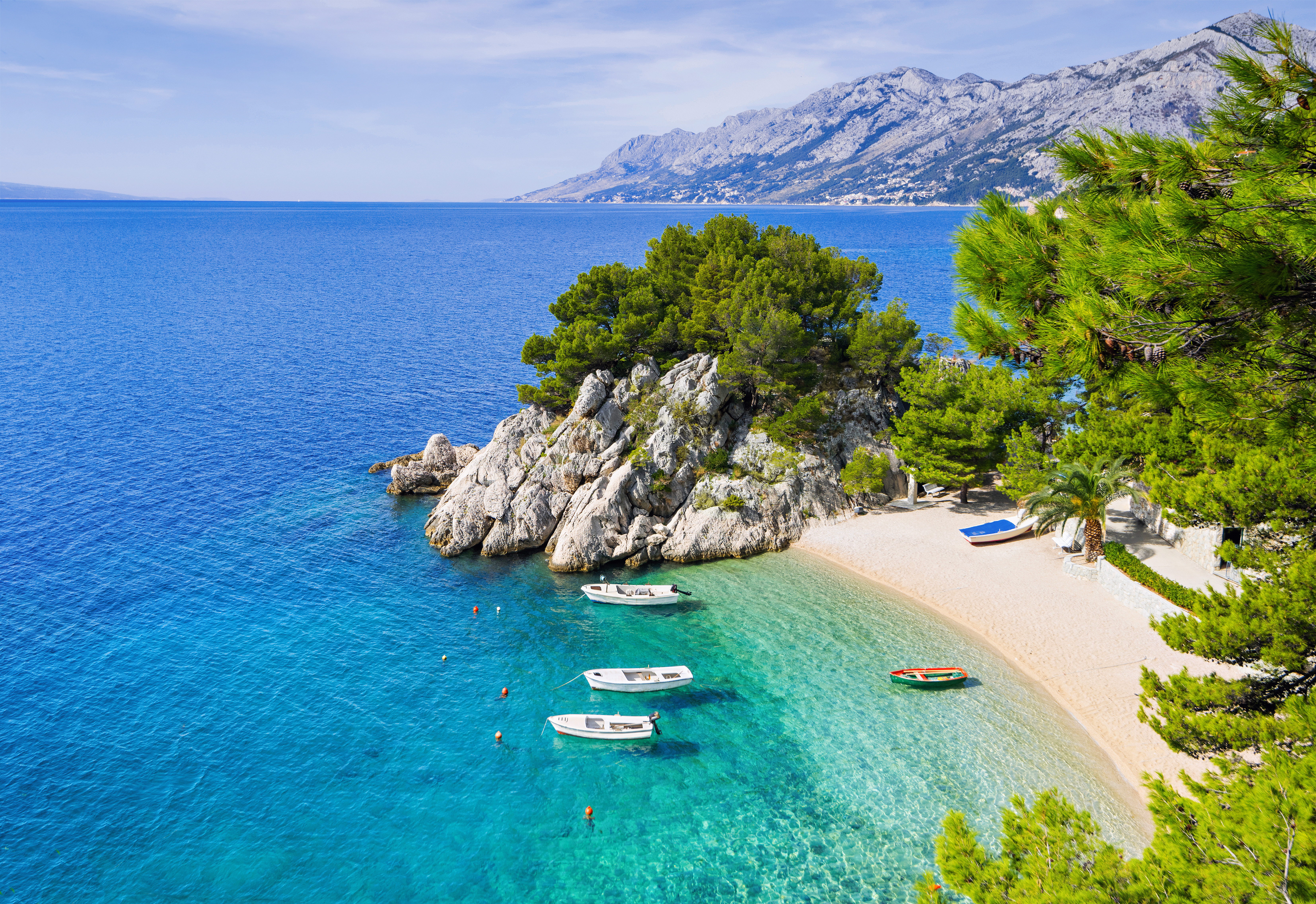 Blick auf eine Bucht mit Booten und türkisblauem Wasser in Kroatien.