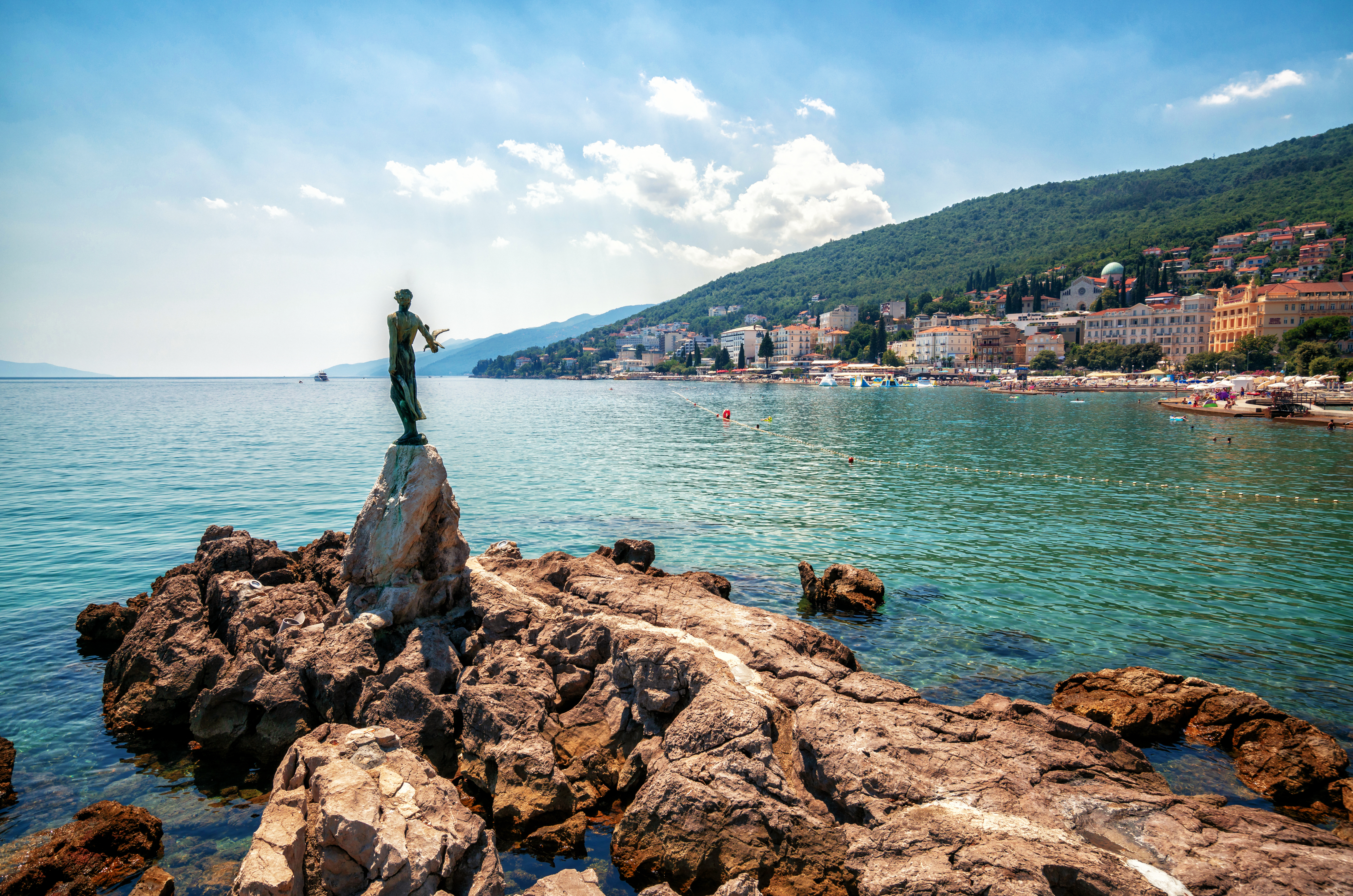 Die historische Statue der Jungfrau mit der Möwe ist ein Symbol, nicht nur für Opatija, sondern für die gesamte Kvarner-Region. Die Statue an der Adriaküste befindet sich in der touristischen Stadt Opatija in Kroatien, Europa.