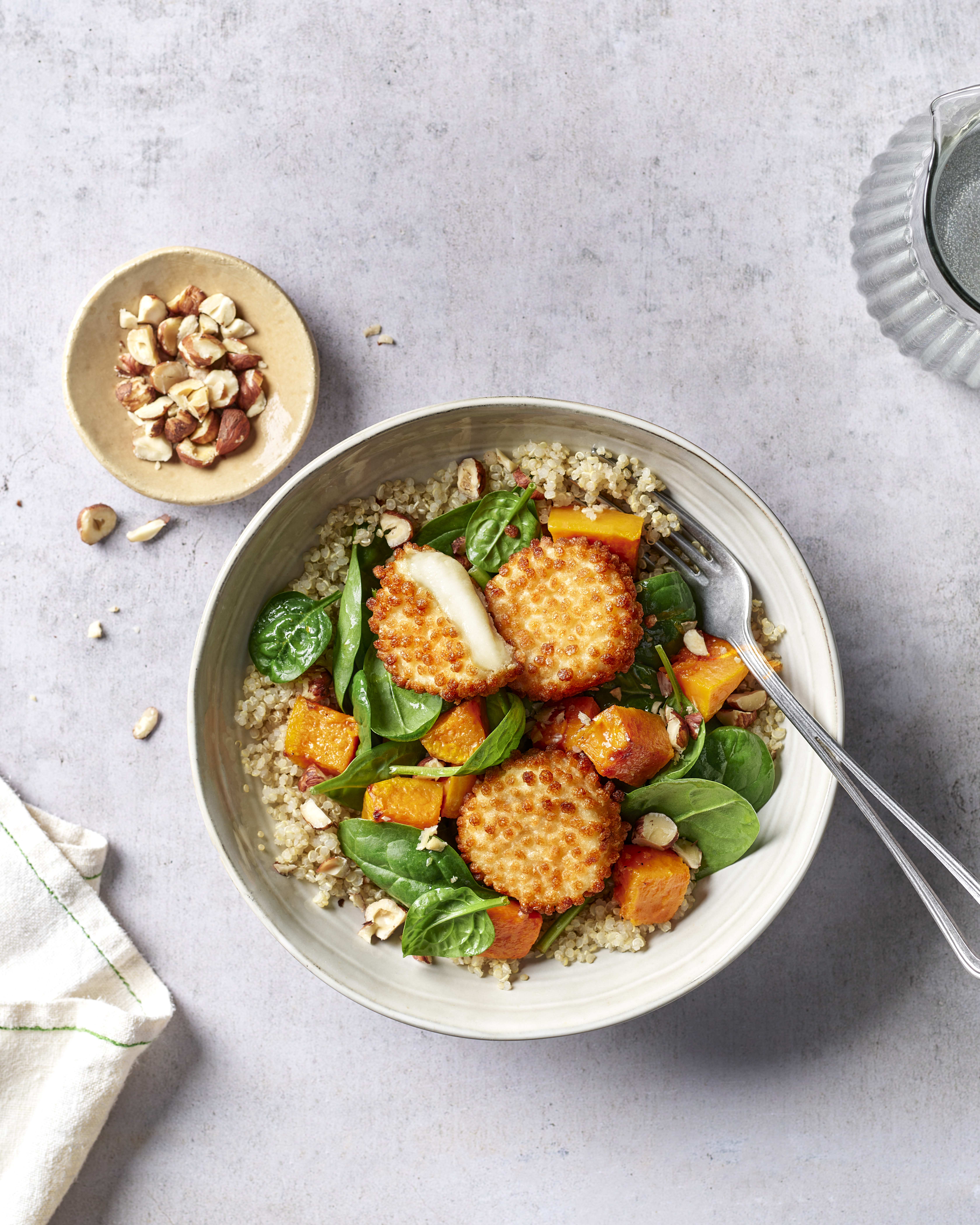 Palets Emmental et salade butternut épinards et noisettes