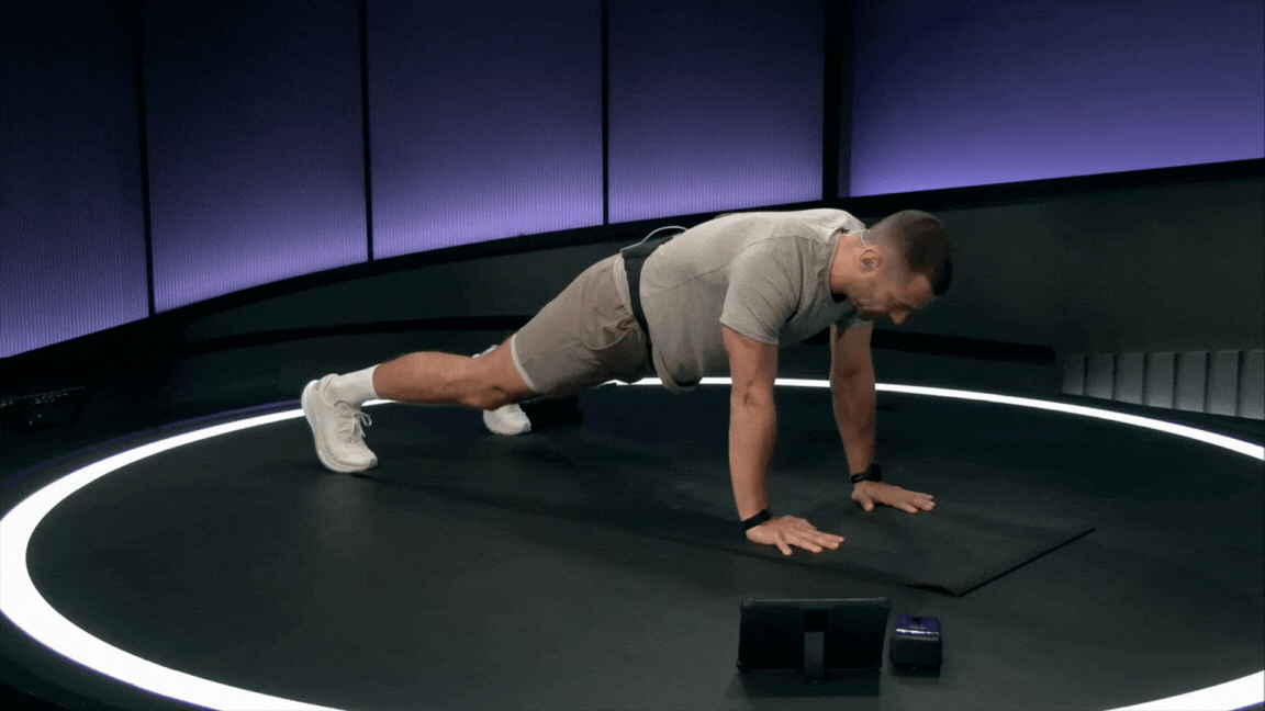 Peloton instructor Erik Jäger demonstrates a plank to side plank QL exercise.