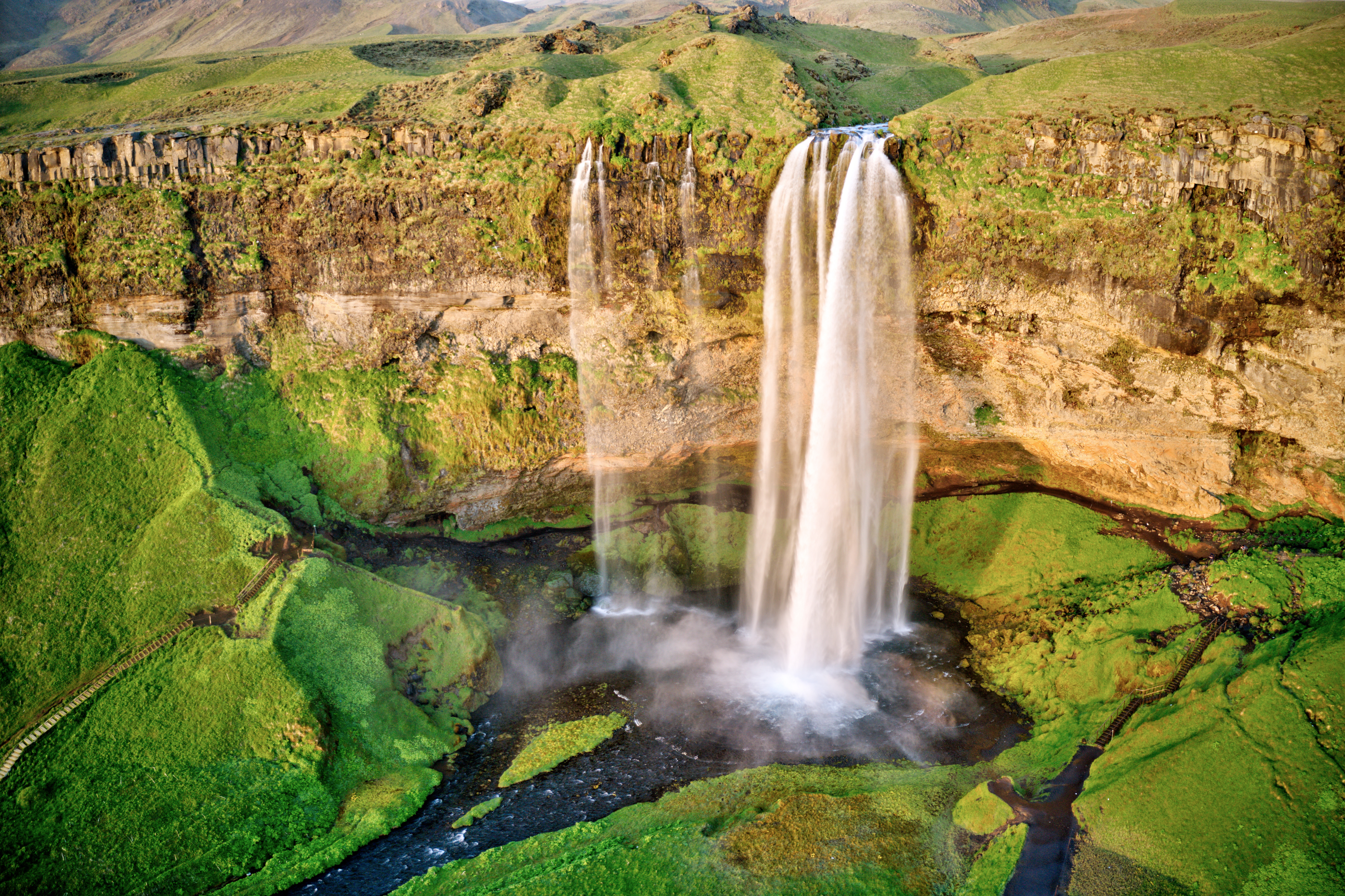COMP Seljalandsfoss shutterstock 1426472066