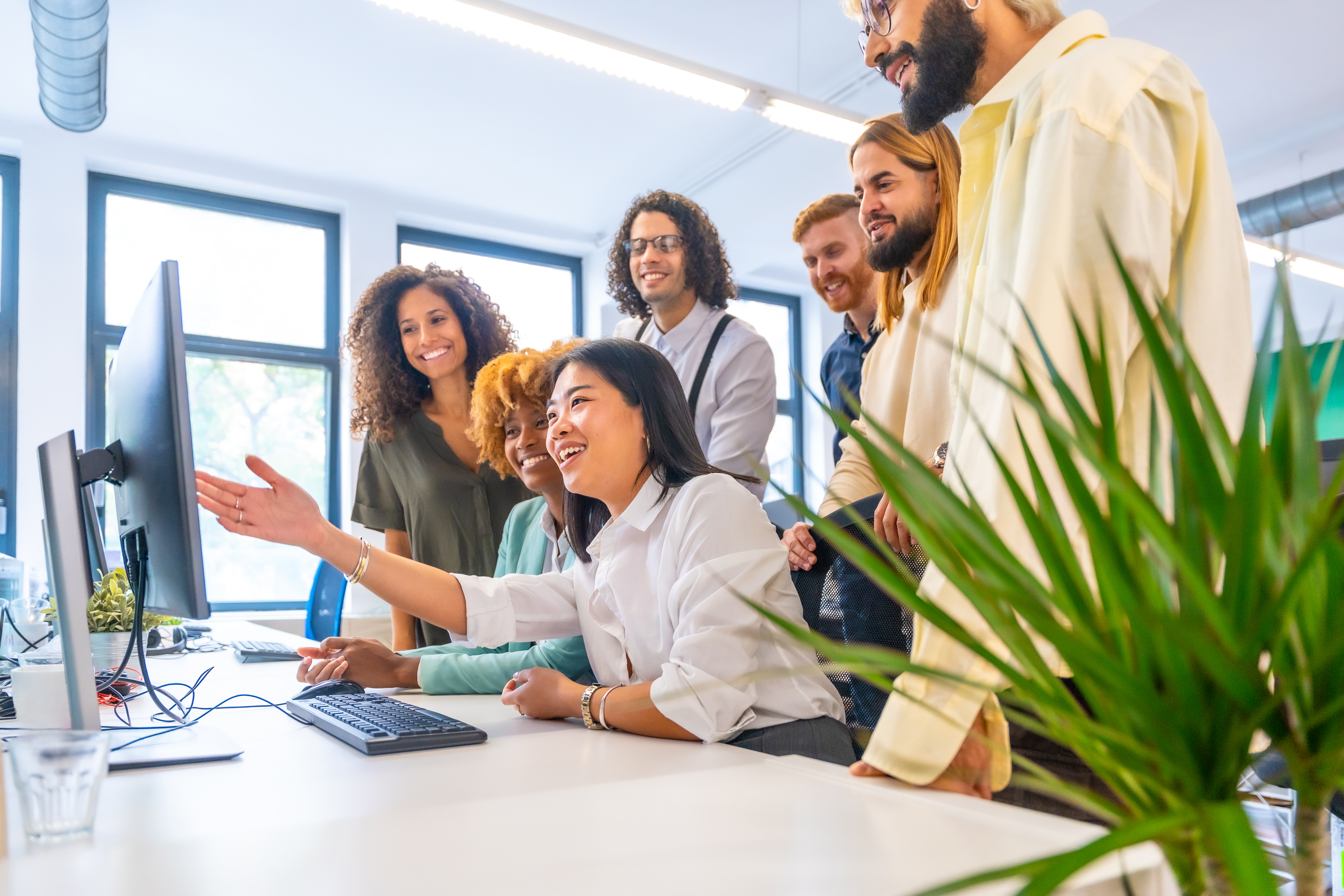Groep collega's achter computer