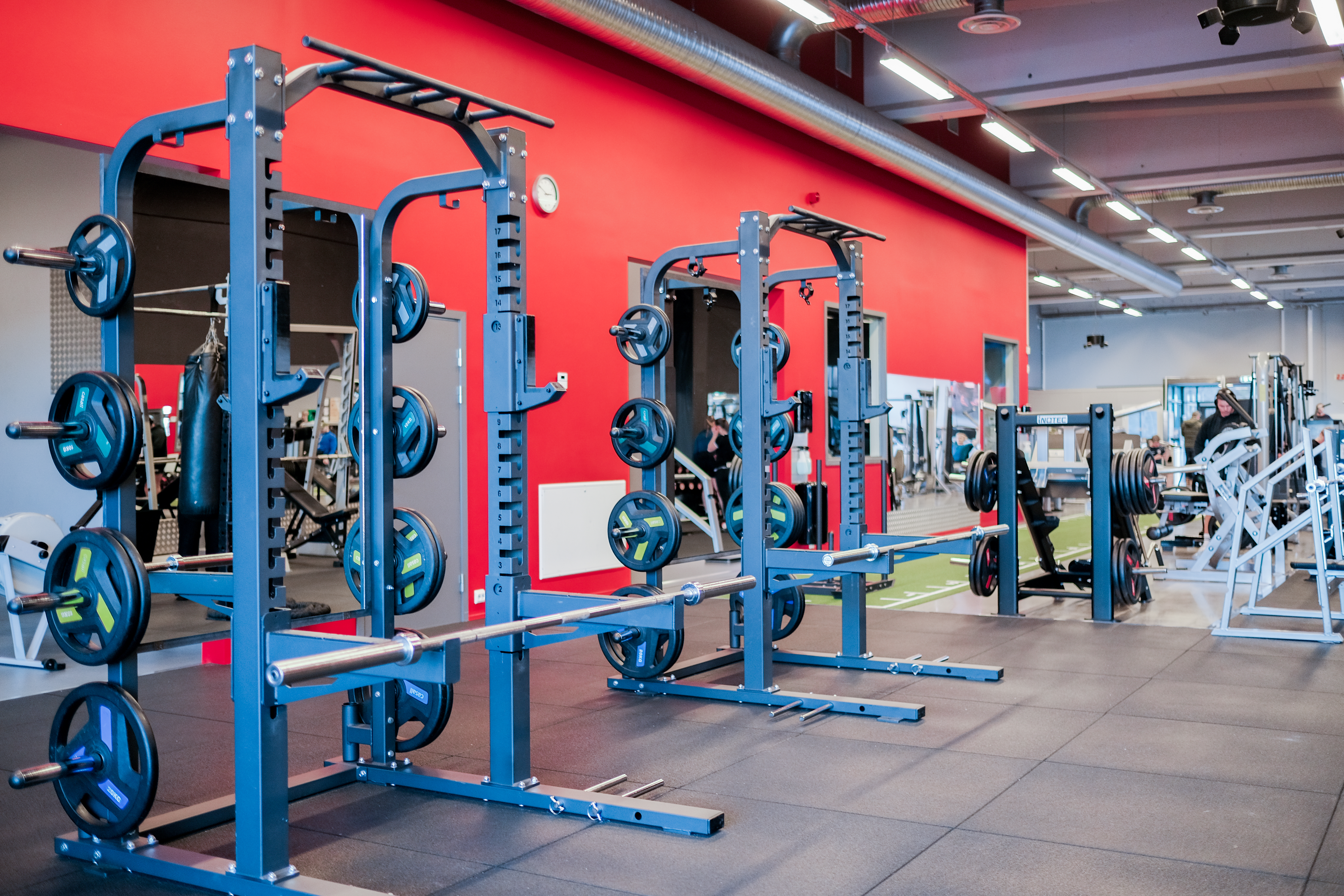 På Fresh Fitness treningssenter i Vågsbygd, Kjos, tilbyr vi et variert utvalg av treningsracks for å dekke ulike behov og treningsmål. Våre treningsracks inkluderer blant annet squat racks, power racks, smith maskiner og andre styrke- og vektstangsstativer. Disse treningsrackene er designet for å hjelpe deg med å utføre et bredt spekter av styrke- og vektstangøvelser med riktig teknikk og sikkerhet.