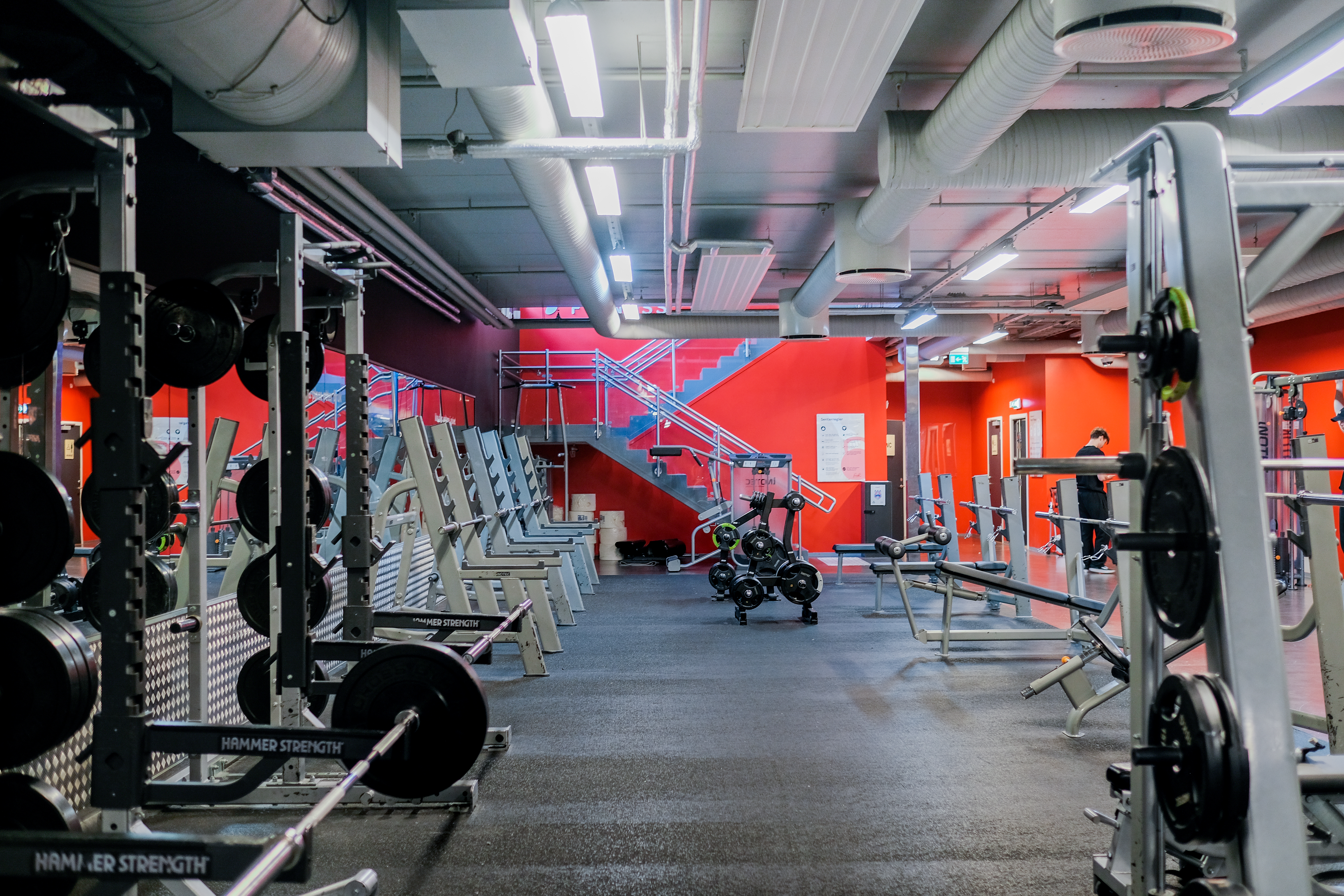 Våre frivektsområder for effektiv styrketrening på Fresh Fitness treningssenter i Kristiansand sentrum. Med et bredt utvalg av vekter og utstyr kan du skape en skreddersydd treningsopplevelse som passer dine behov og mål.