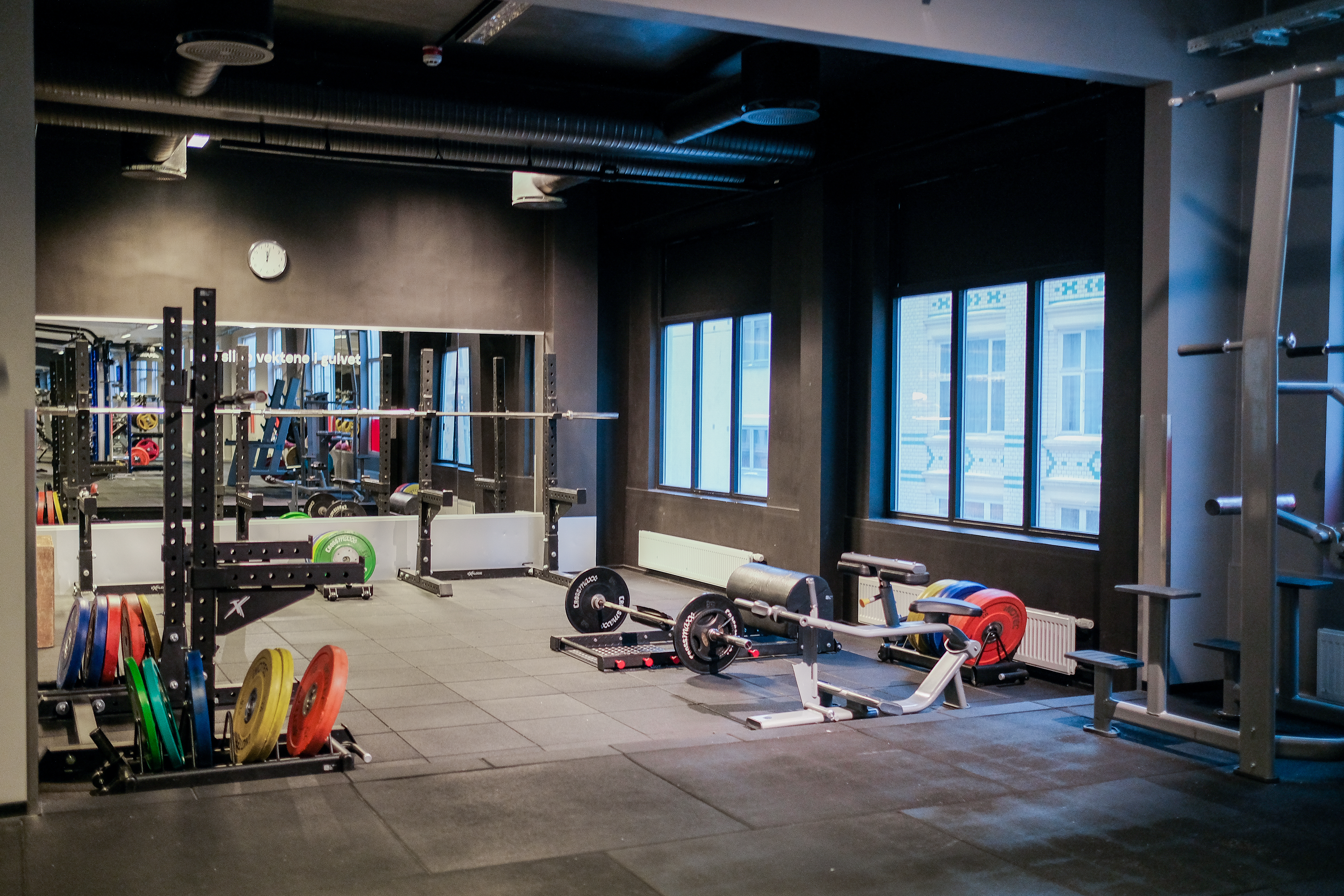 For en effektiv styrketreningsøkt, utforsk vårt utvalg av racks og treningsstativ på Fresh Fitness treningssenter på Grønland. Våre toppmoderne utstyr gir deg muligheten til å ta treningen din til neste nivå og oppnå dine mål raskt og effektivt.
