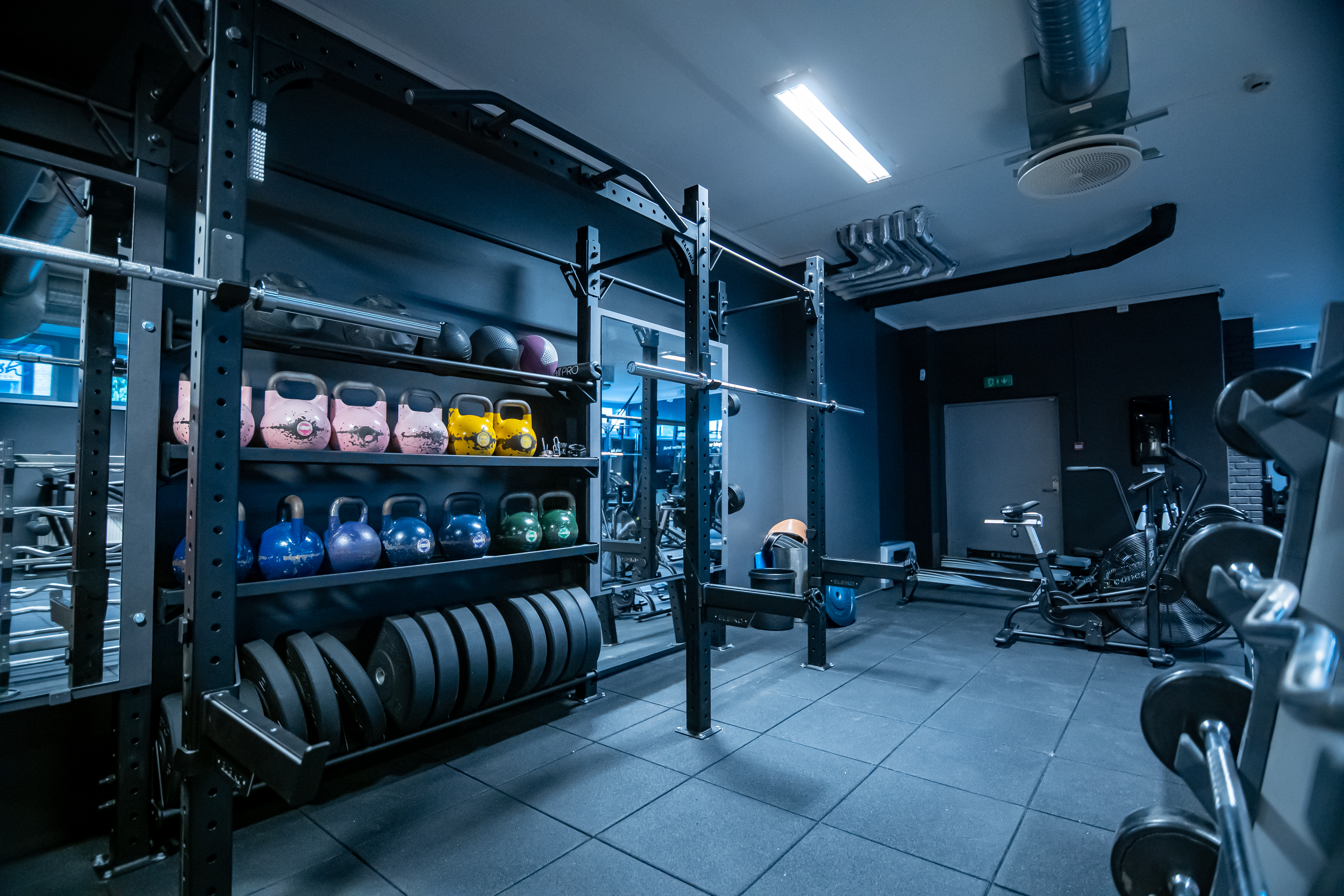 Besøk Fresh Fitness treningssenter på Manglerud og opplev vårt imponerende utvalg av racks for styrketrening. Våre racks er designet for å optimalisere din styrketreningsøkt ved å tilby deg et sikkert og effektivt sted å utføre øvelsene dine.