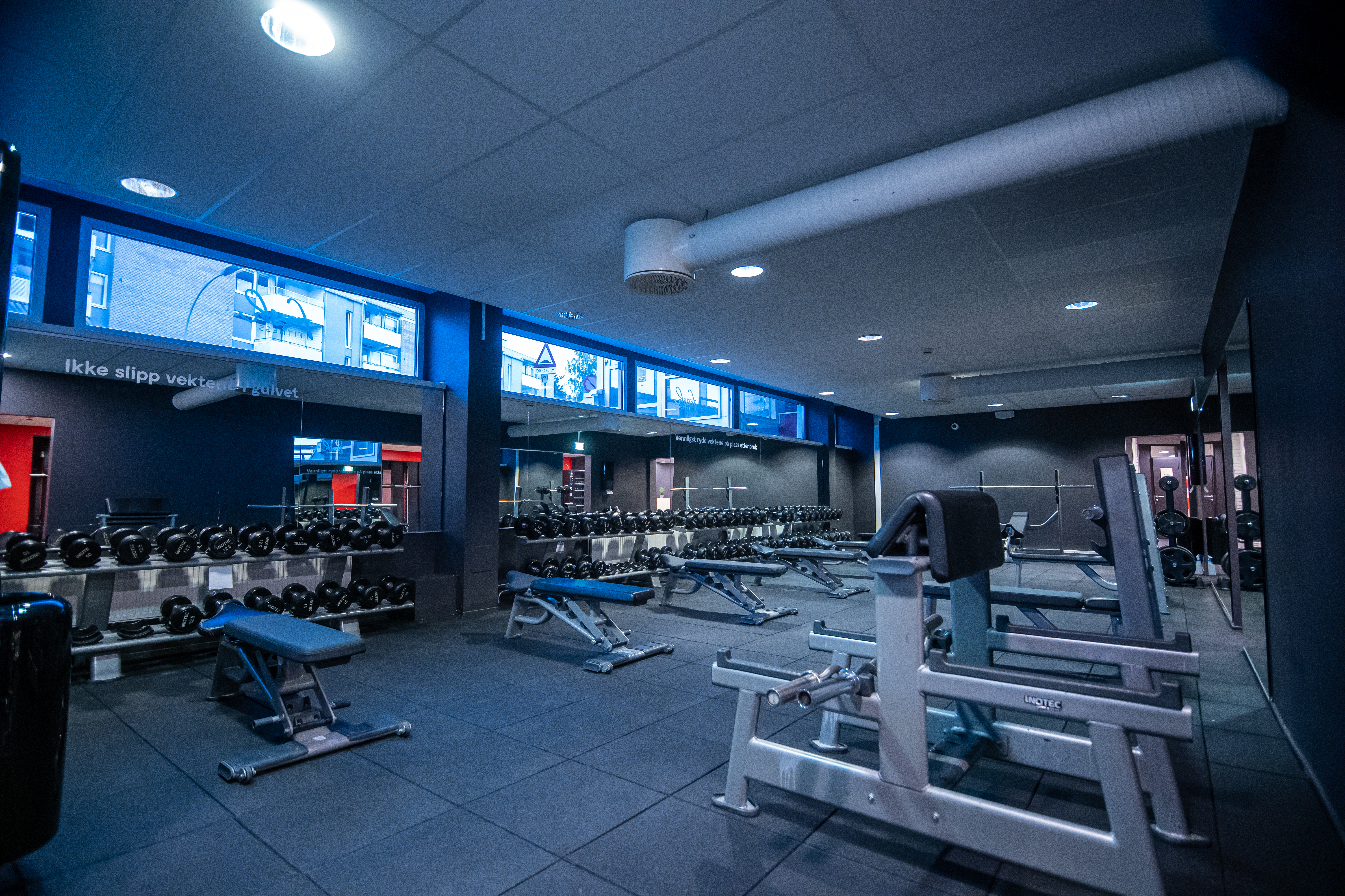 Fresh Fitness treningssenter på Manglerud tilbyr et bredt utvalg av styrketreningsmuligheter for alle nivåer og målsetninger. Med moderne utstyr og erfarne personlige trenere, kan du utføre effektive og varierte styrketreningsøkter som passer for deg.