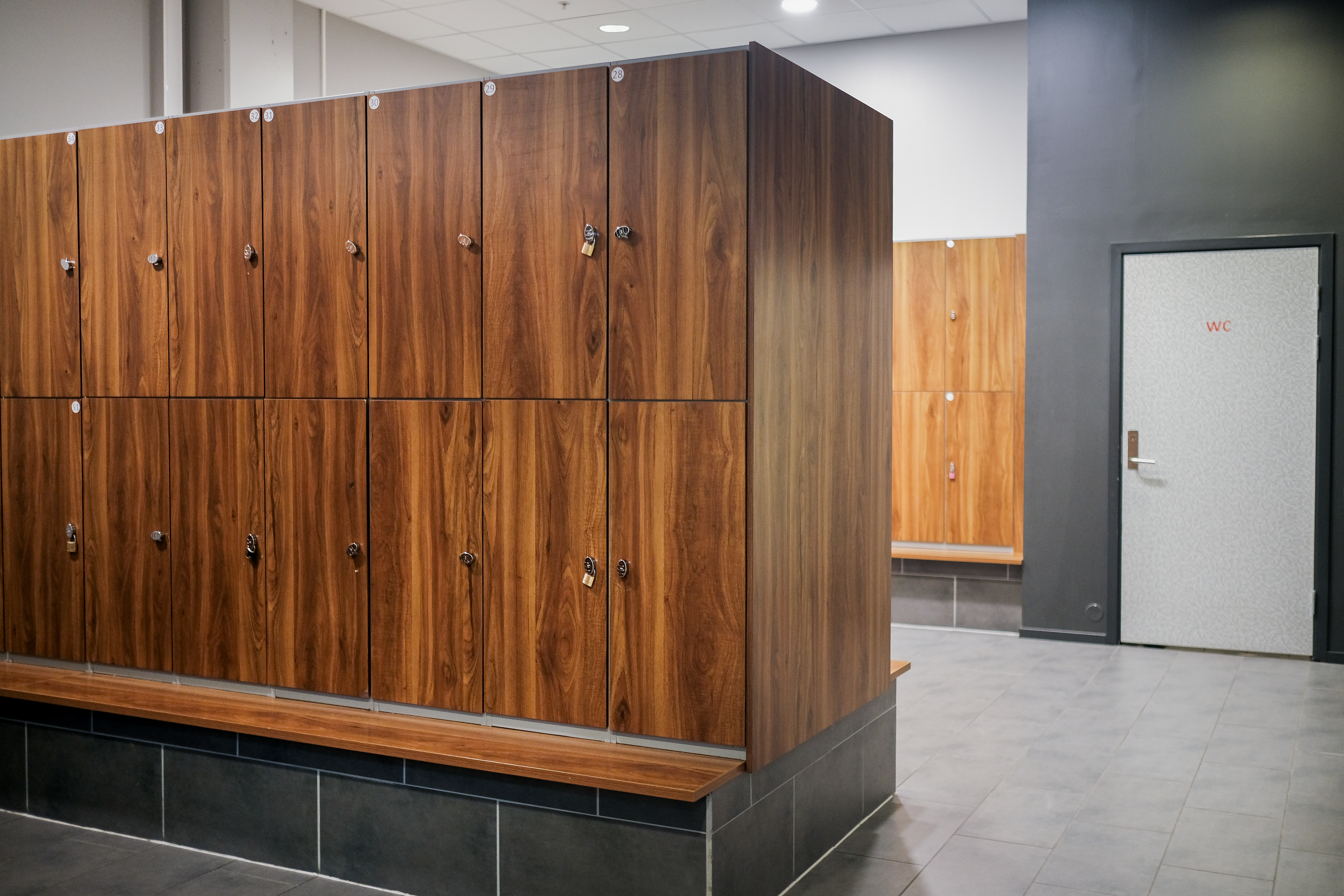 Fresh Fitness Romsås treningssenter tilbyr moderne og praktiske garderobe- og oppbevaringsfasiliteter for medlemmene sine, slik at du kan føle deg komfortabel og organisert mens du trener.