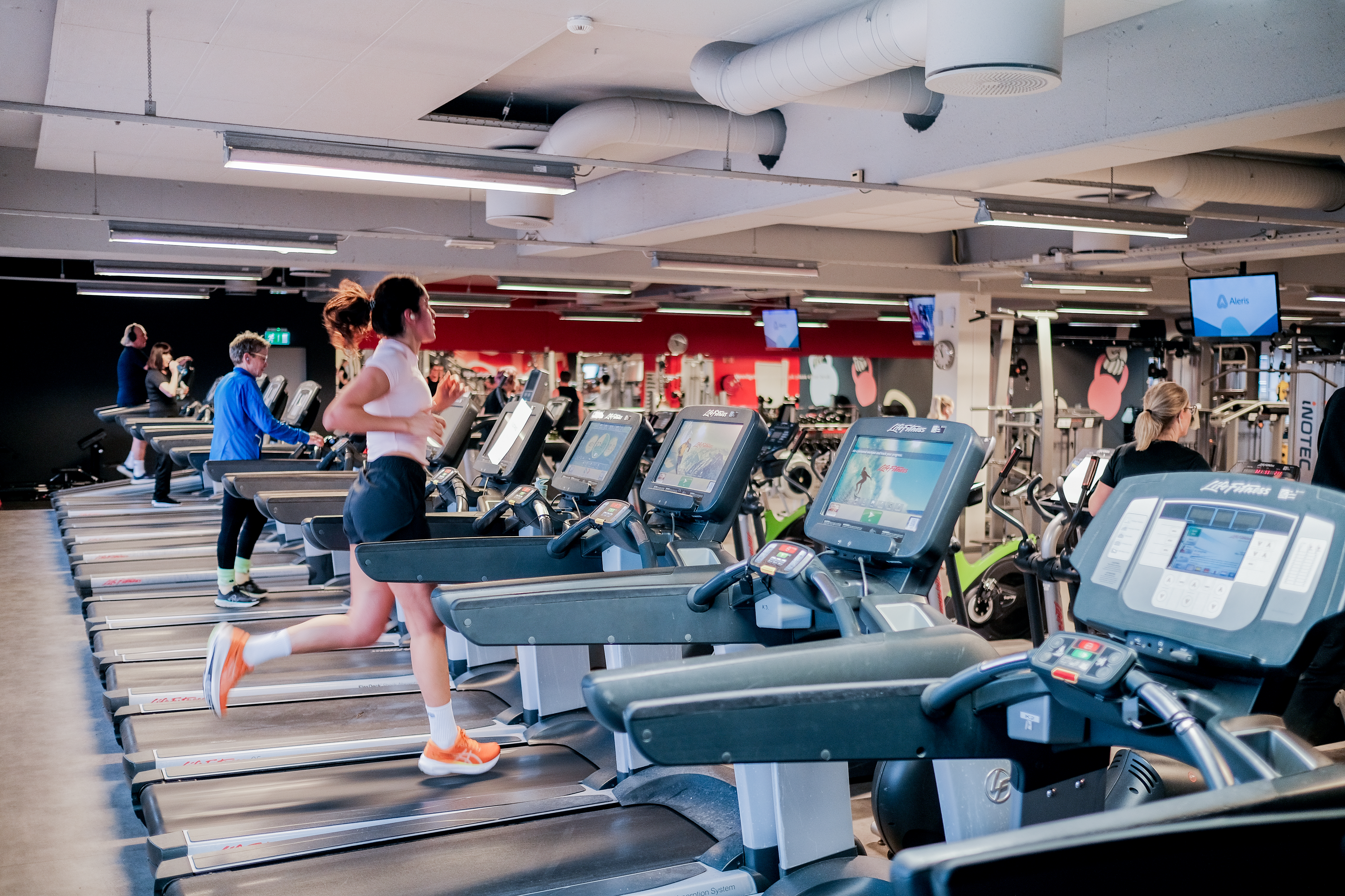 På Fresh Fitness-treningssenteret i Lund har vi et utvalg av kardiostasjoner tilgjengelig, inkludert tredemøller. Tredemøller er en effektiv måte å få opp pulsen og forbrenne kalorier på, samtidig som de gir deg muligheten til å trene kondisjon og øke din generelle helse og velvære. 