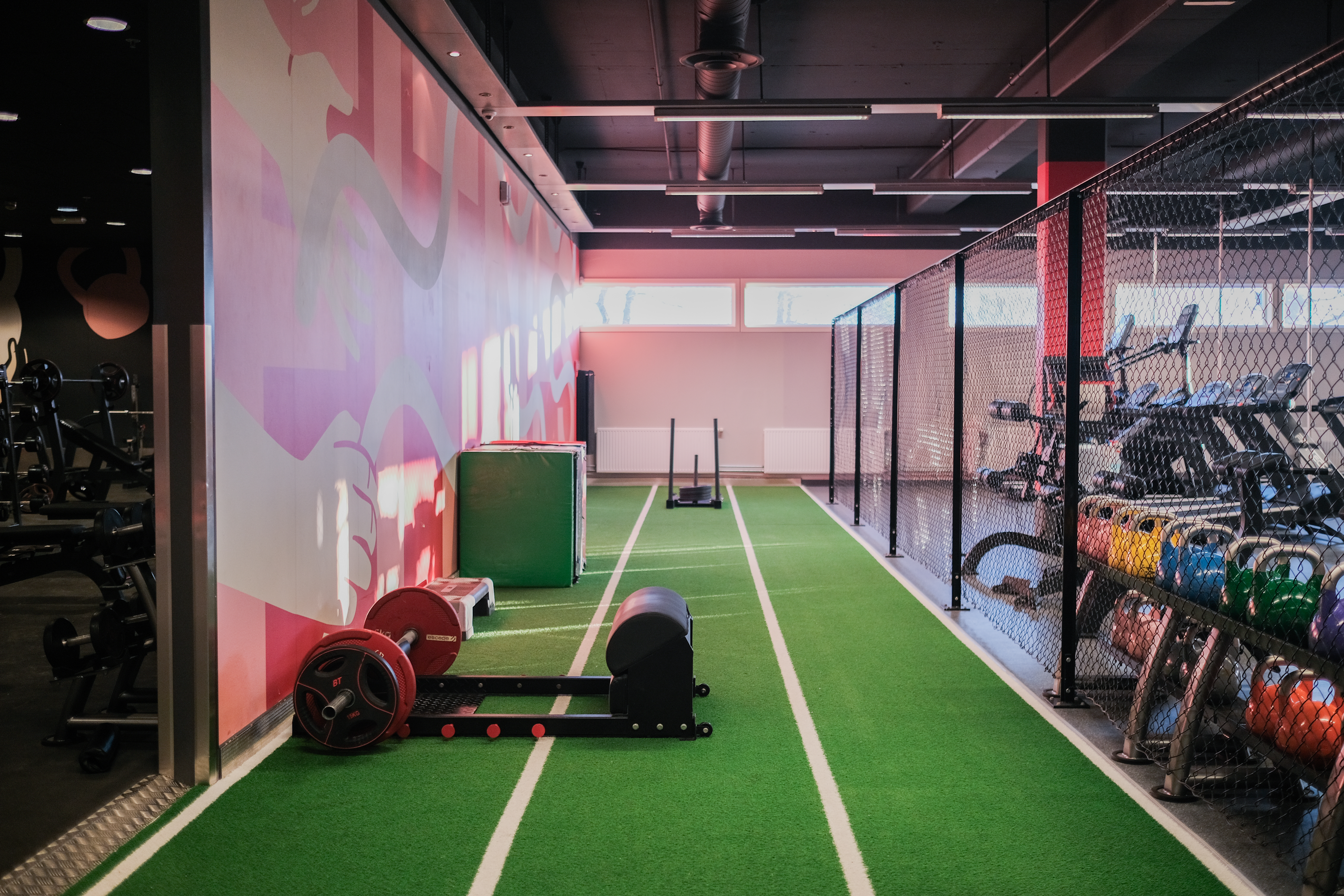 Oppnå dine treningsmål med vårt varierte treningsutvalg på Fresh Fitness Romsås treningssenter. Våre tilbud inkluderer alt fra turer til styrketrening, så uansett hva dine preferanser er, har vi noe for deg. Kom innom og utforsk vårt moderne og innbydende treningsmiljø i dag!