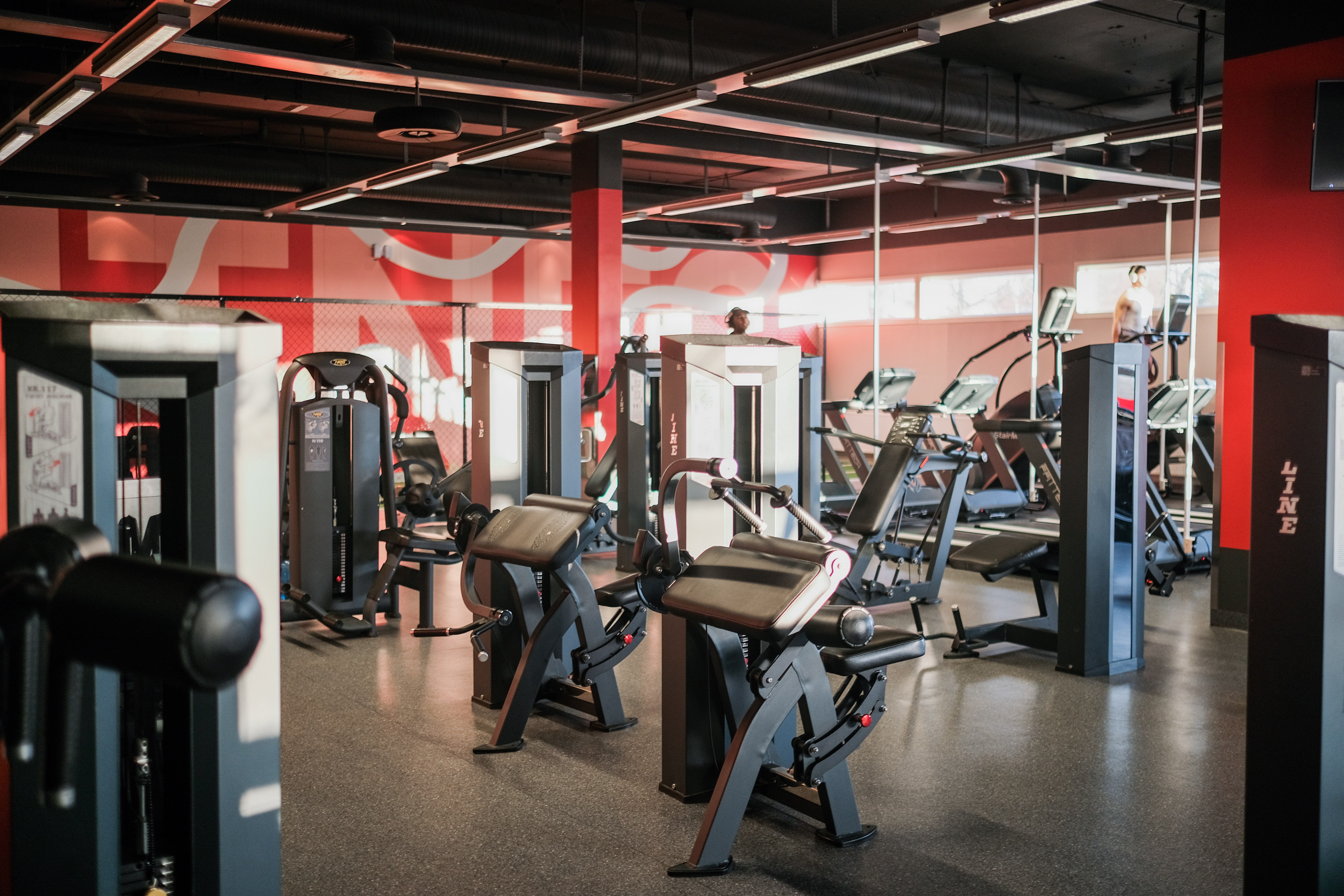 Fresh Fitness Romsås treningssenter tilbyr et bredt utvalg av moderne og effektive apparater for styrketrening. Enten du er en nybegynner eller en erfaren treningsutøver, vil du finne et utvalg av treningsutstyr som passer til dine behov og mål.