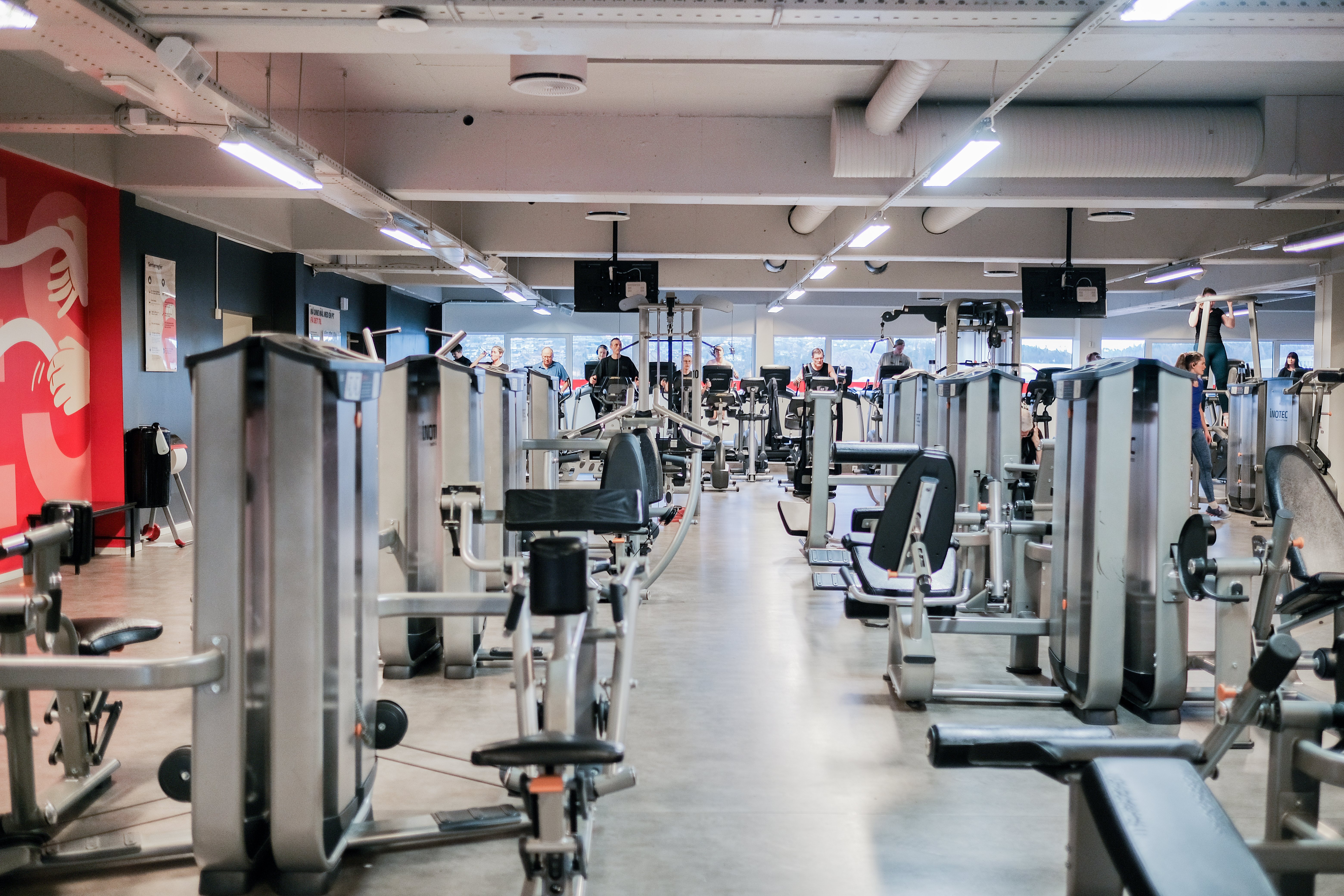 På Fresh Fitness treningssenter i Lund tilbyr vi et omfattende utvalg av styrkeapparater for effektiv styrketrening. Vårt styrkeområde er designet for å imøtekomme behovene til både nybegynnere og erfarne treningsutøvere, og våre erfarne trenere står klare til å veilede deg gjennom riktig bruk av utstyret og utvikle et skreddersydd styrketreningsprogram for deg.