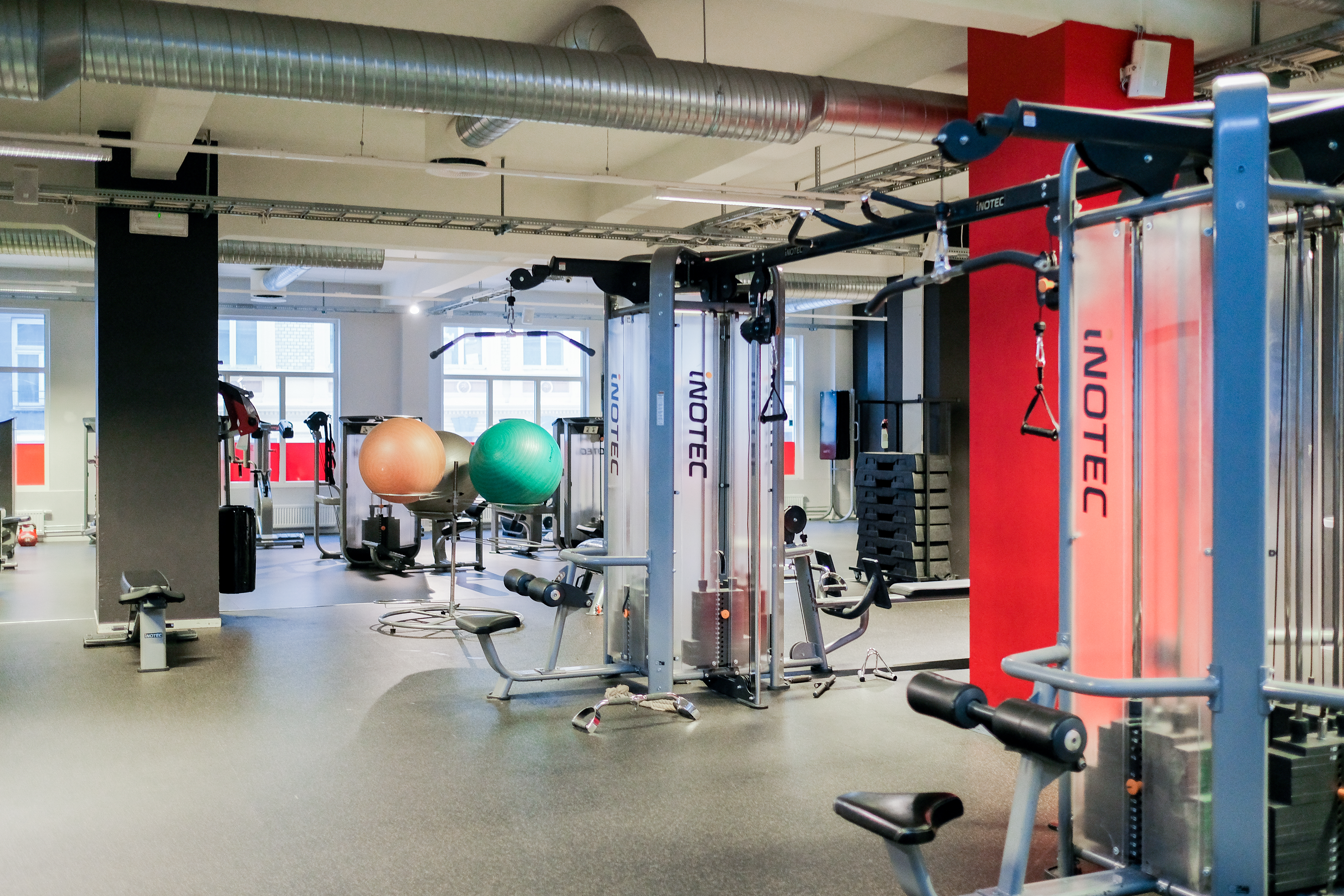 Få mest mulig ut av treningen din med vårt frivektsområde utstyrt med toppmoderne Inotec-apparater på Fresh Fitness treningssenter på Grønland. Vårt frivektsområde tilbyr et bredt utvalg av vekter og utstyr som vil hjelpe deg med å styrke og forme kroppen din.