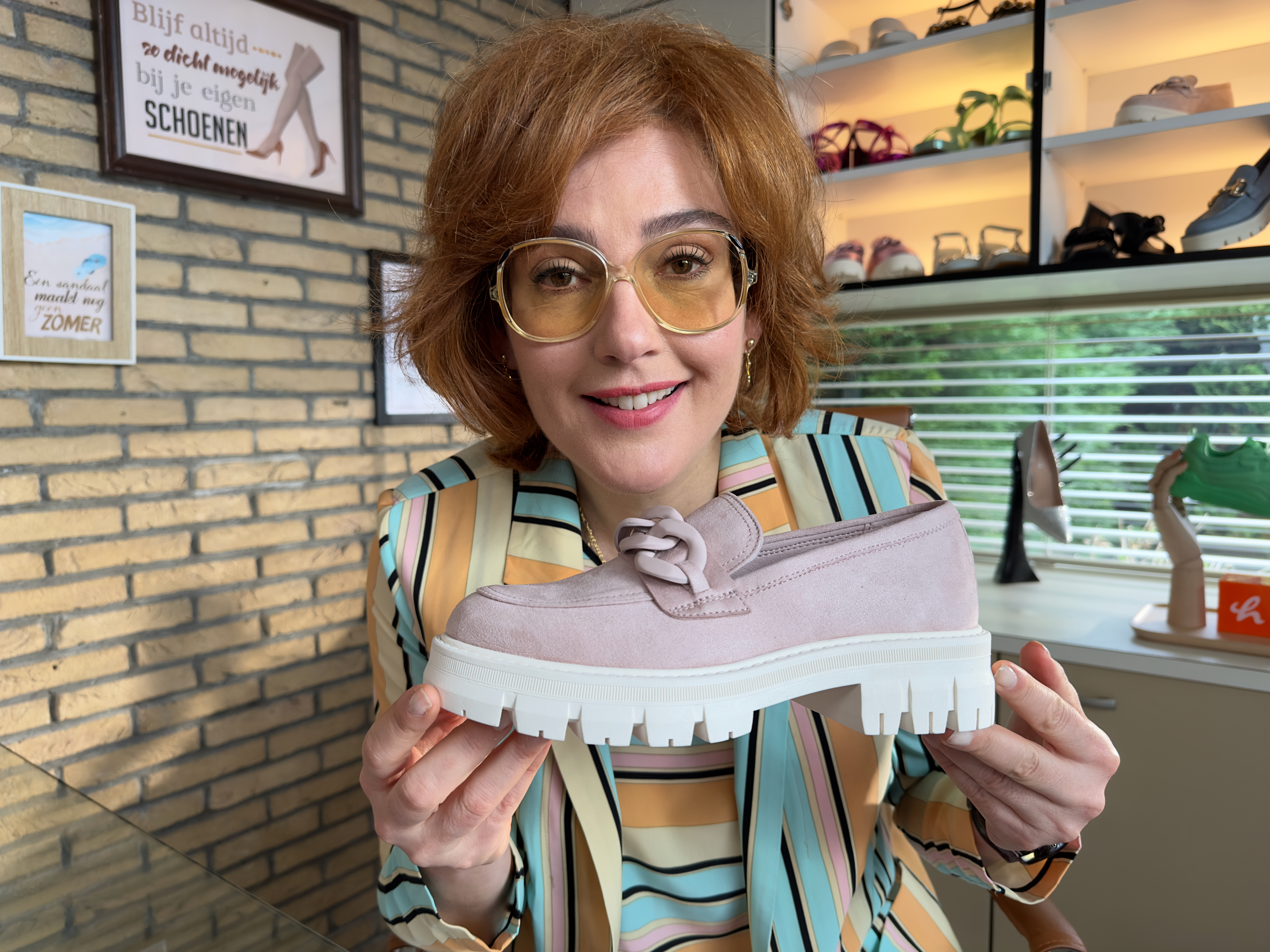 Anbel is altijd moe, schoenencoach Els Schubbé (Tina de Bruin) weet raad: ‘Ga voor deze buitengewoon energieke sneakers’