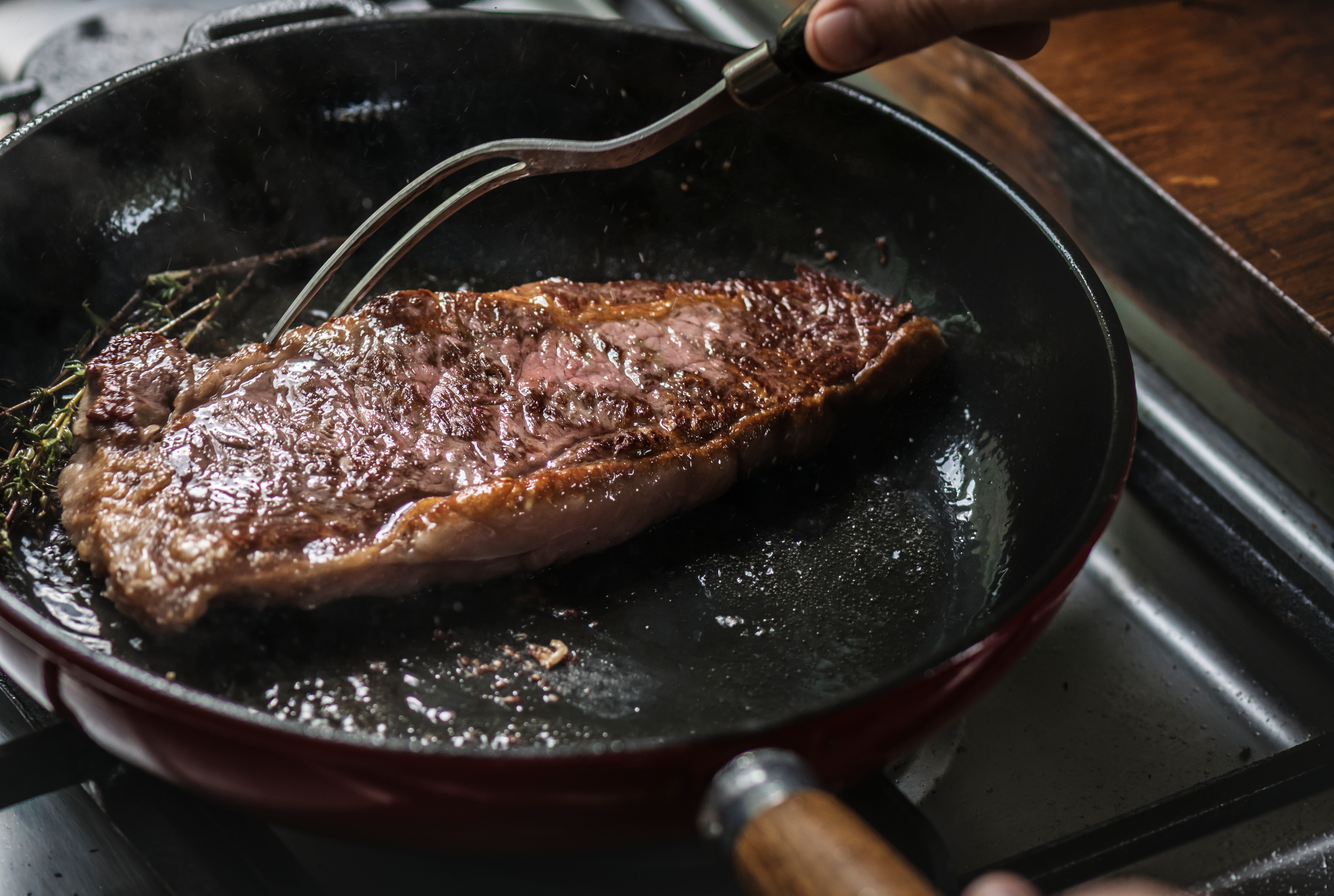 Entdecke die perfekte Zubereitung eines Tomahawk Steaks in der Pfanne. So gelingt dir ein saftiges Steak! Jetzt Tipps & Tricks erfahren!