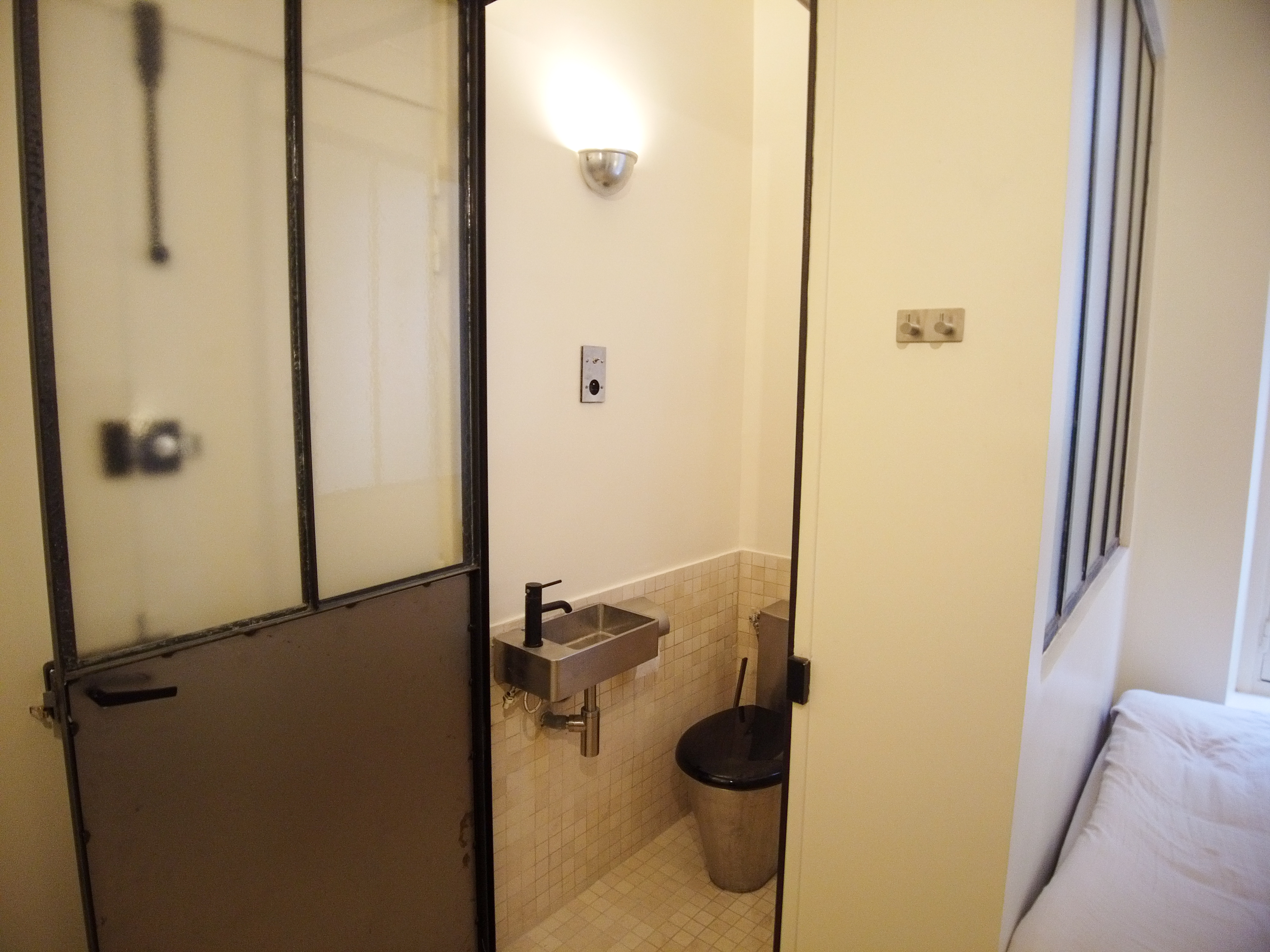 LAC - Bathroom - Sink and toilets