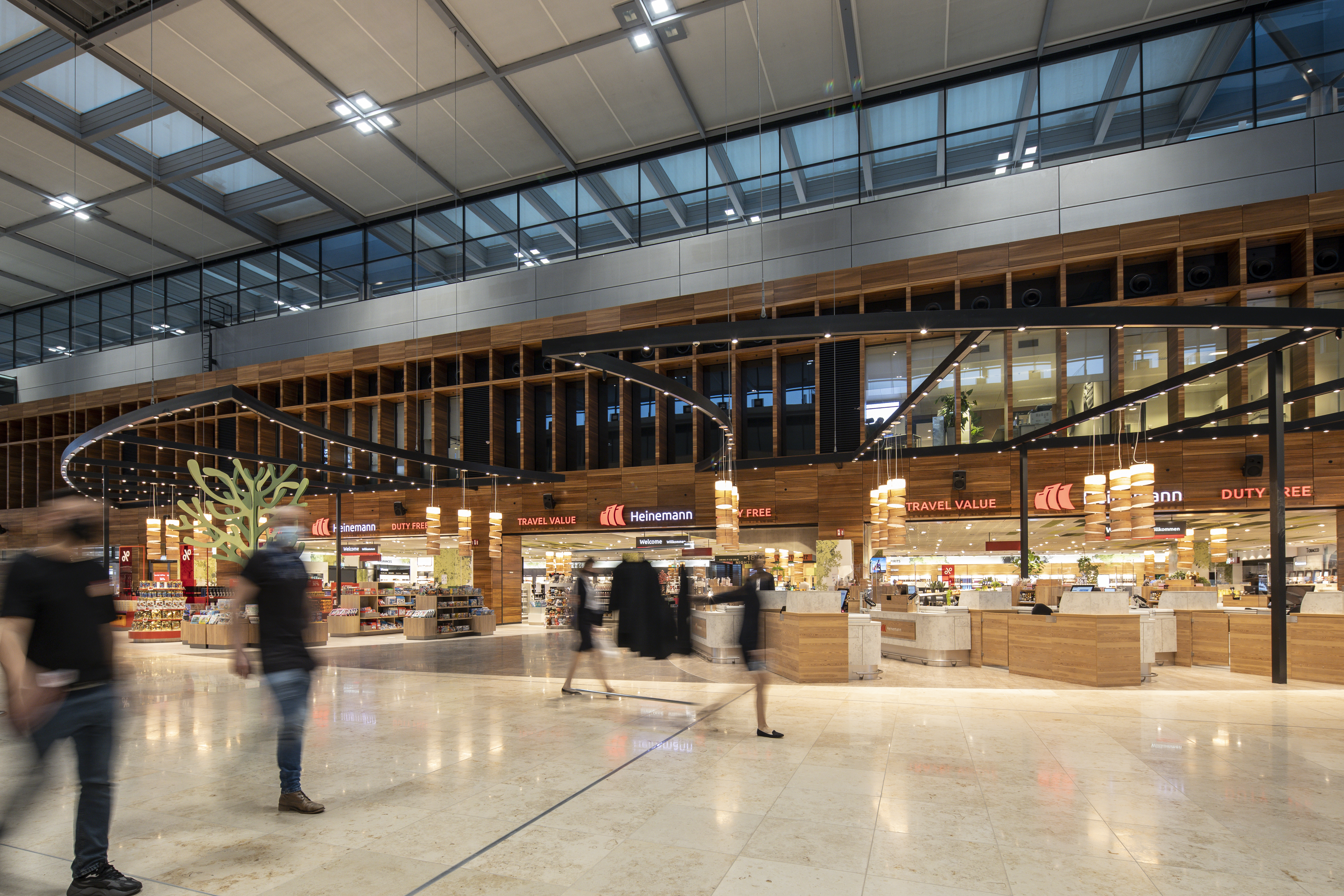Die Ladenfront des Shops am Flughafen Berlin-Brandenburg wird dargestellt.