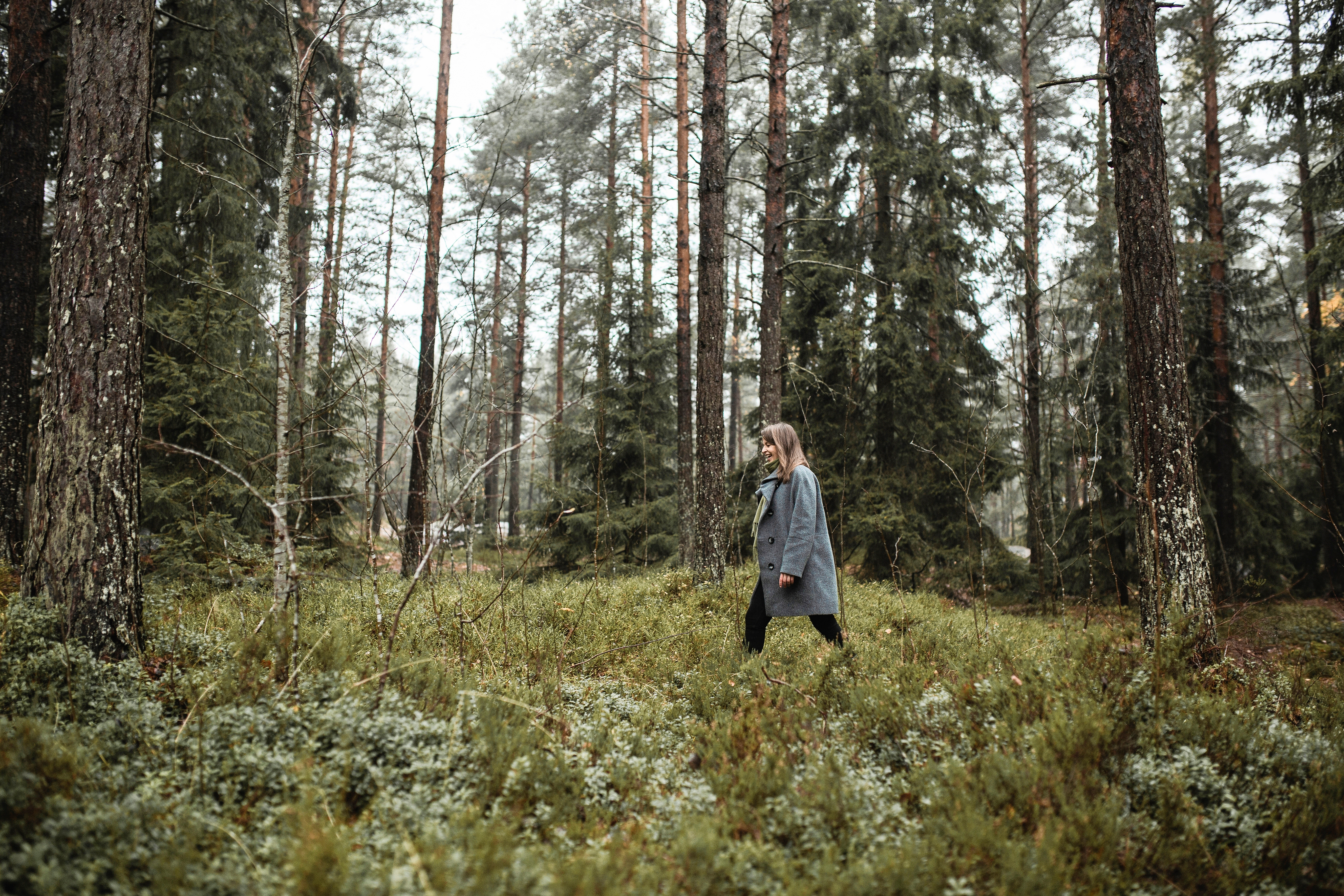 Marika kävelee metsässä