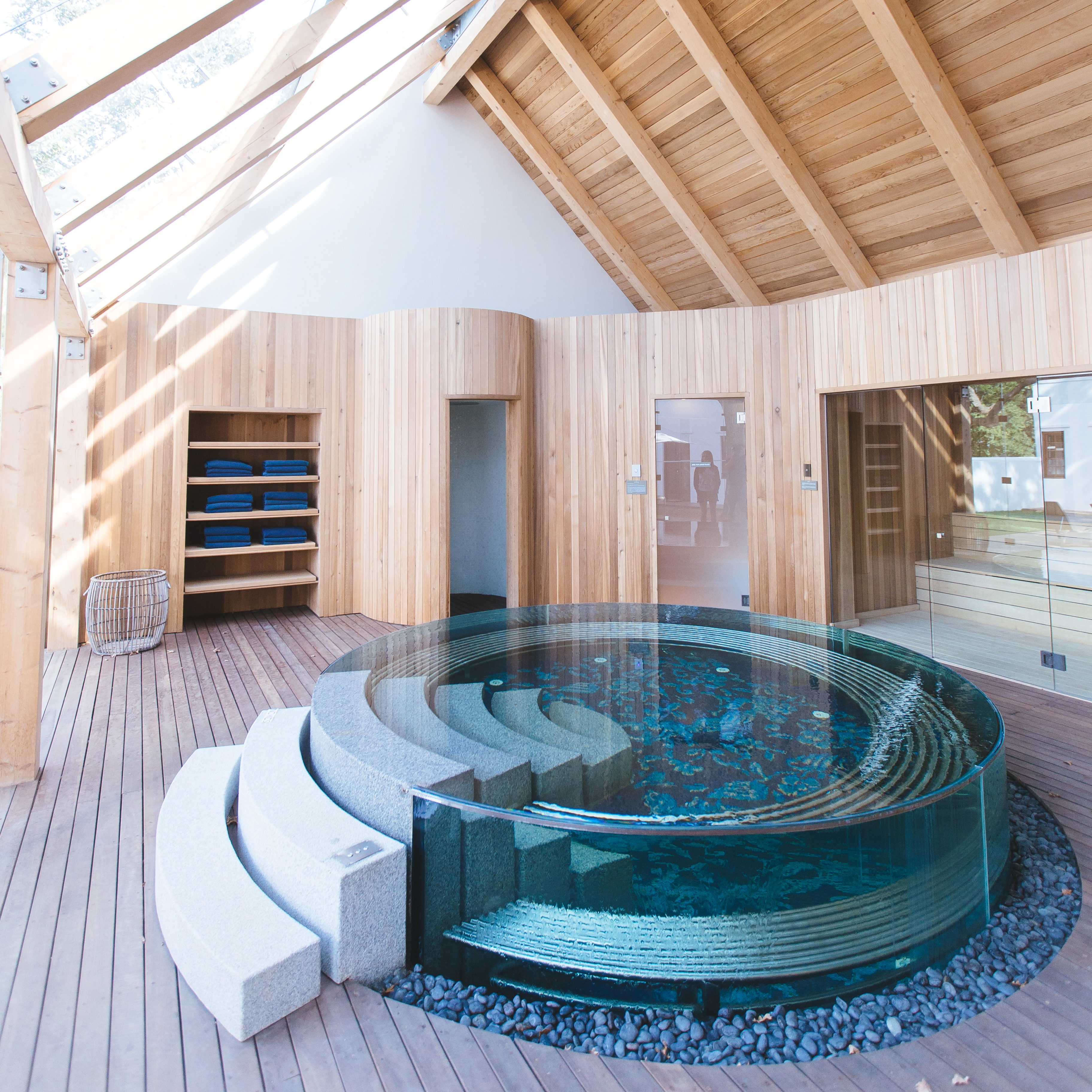 Jacuzzi intérieur transparent, sauna, murs en bois, gîte spa