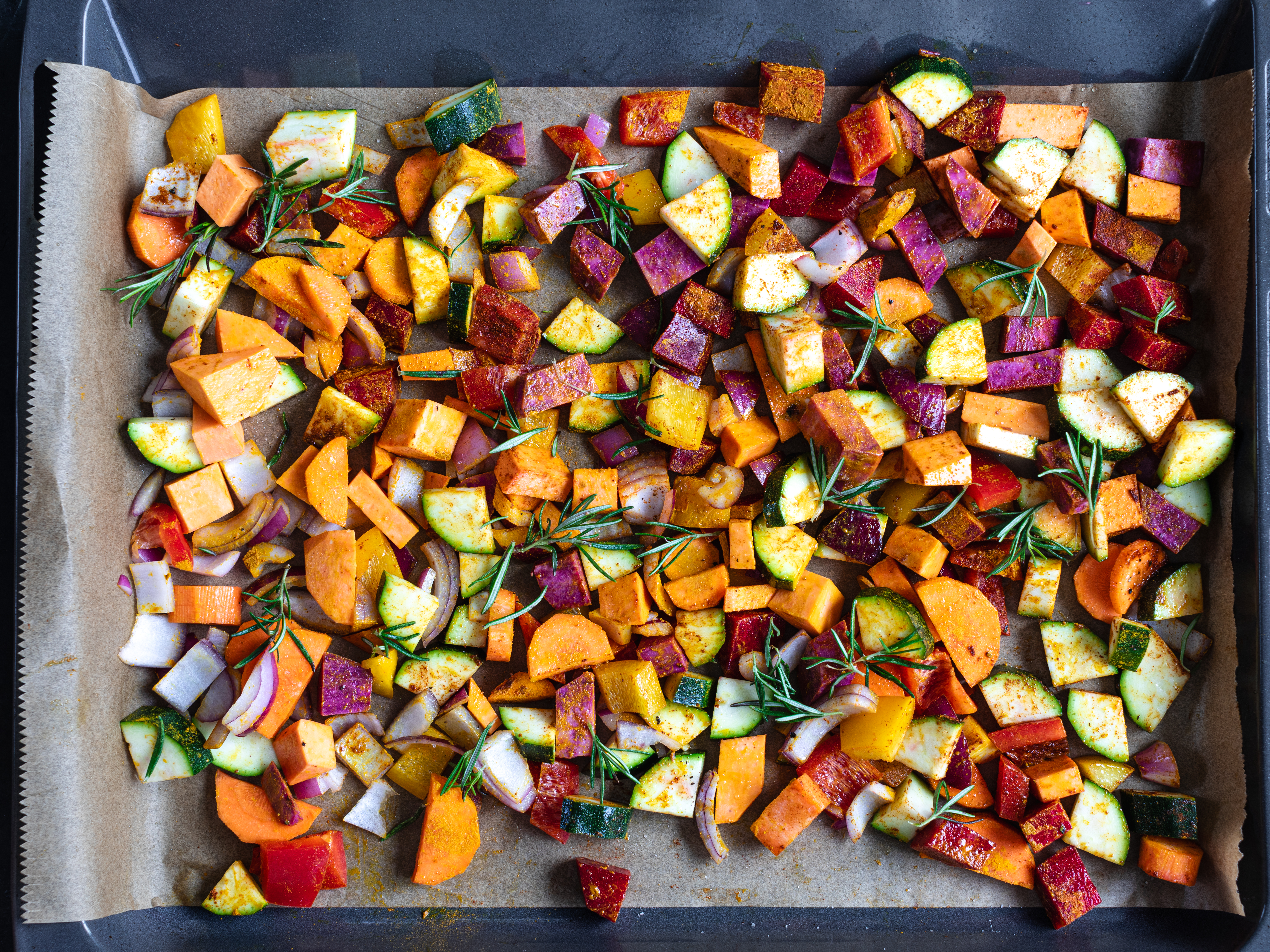Schritt 2: Gemüse für Ofengemüse mit Kurkuma und Zitronen-Tahini-Dressing backen   Schritt 2: Gemüse für Ofengemüse mit Kurkuma und Zitronen-Tahini-Dressing backen