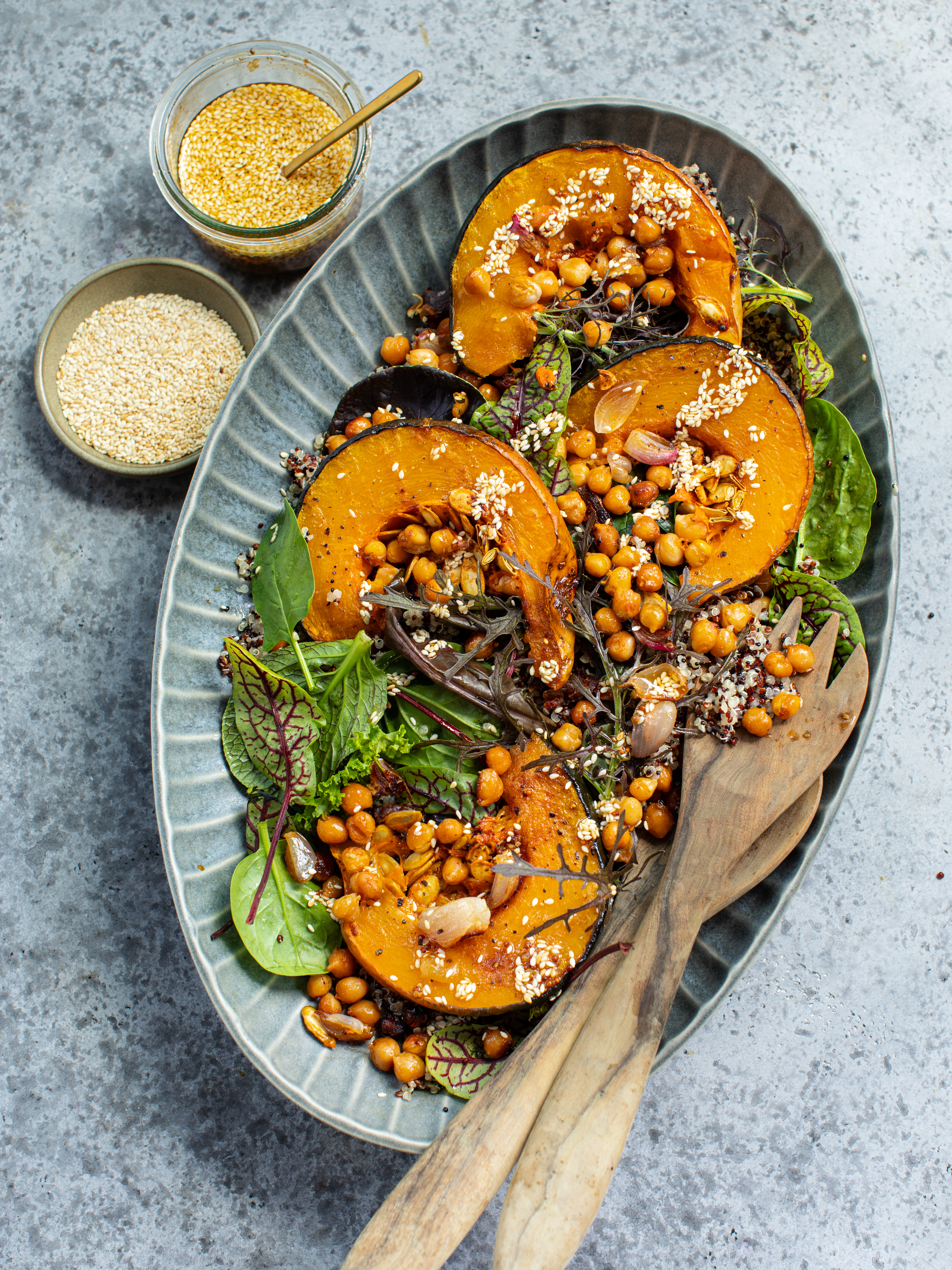 Salat mit geröstetem Kürbis, Kichererbsen, Quinoa & Datteln Rezept Salat mit geröstetem Kürbis, Kichererbsen, Quinoa & Datteln Rezept