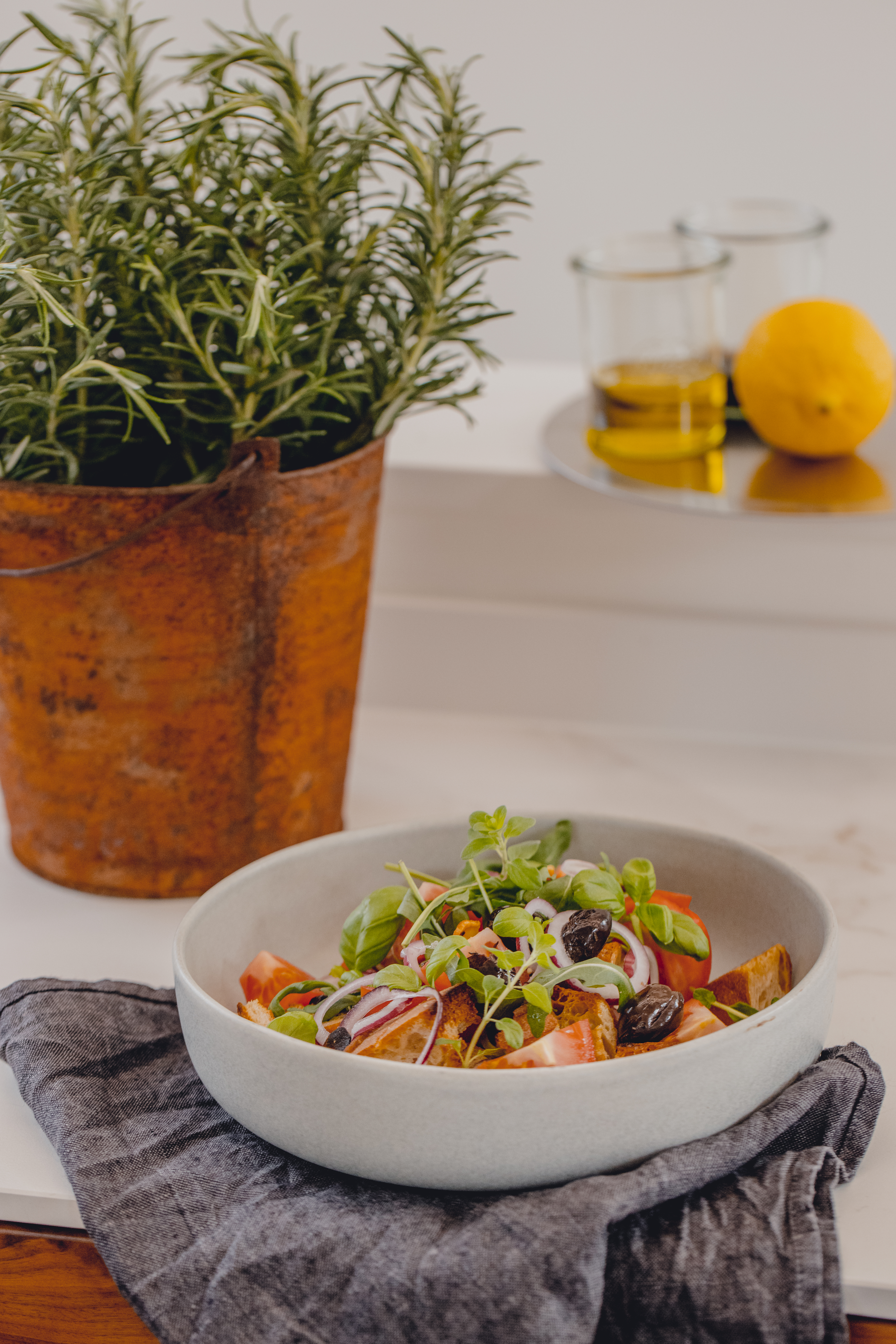 Brotsalat mit Tomaten, Oliven und Kräutern Rezept