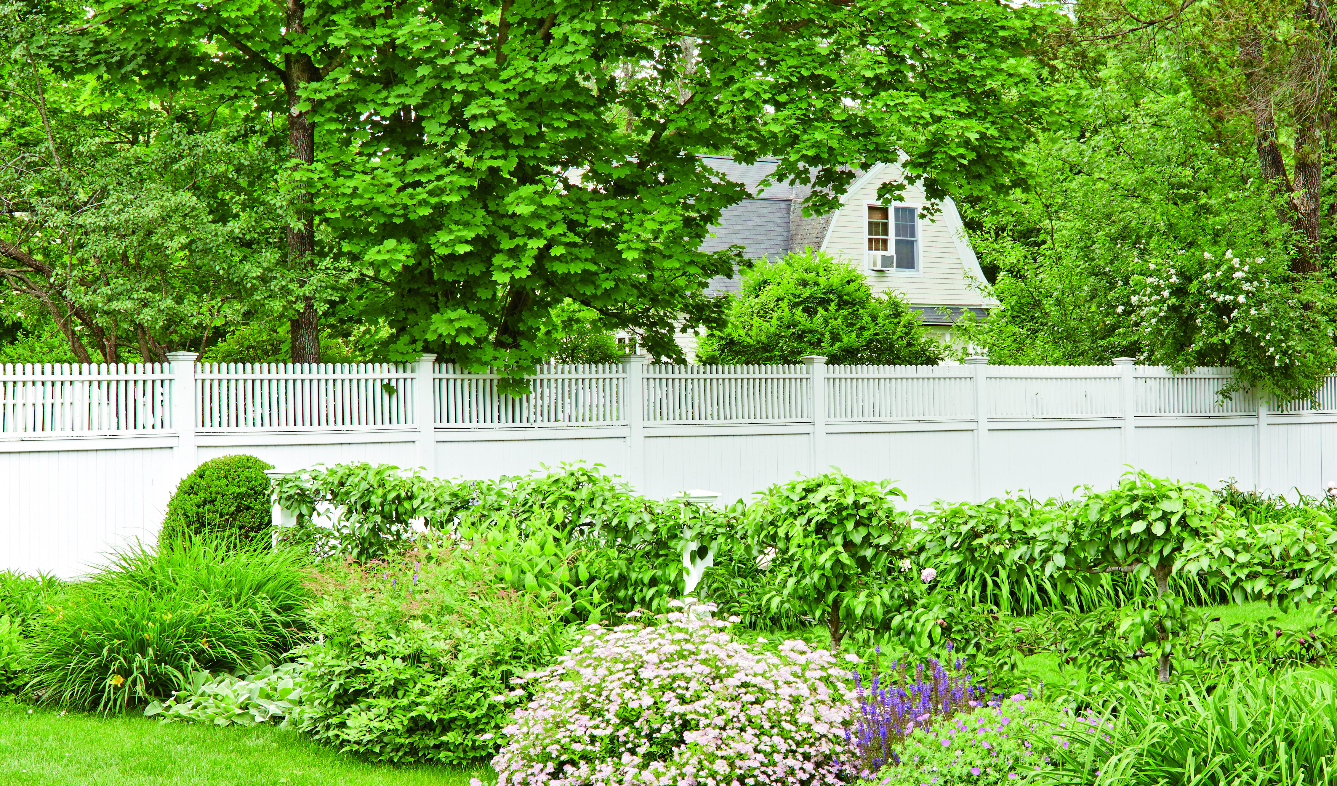 Semi-Screen Fence with Highland Topper white