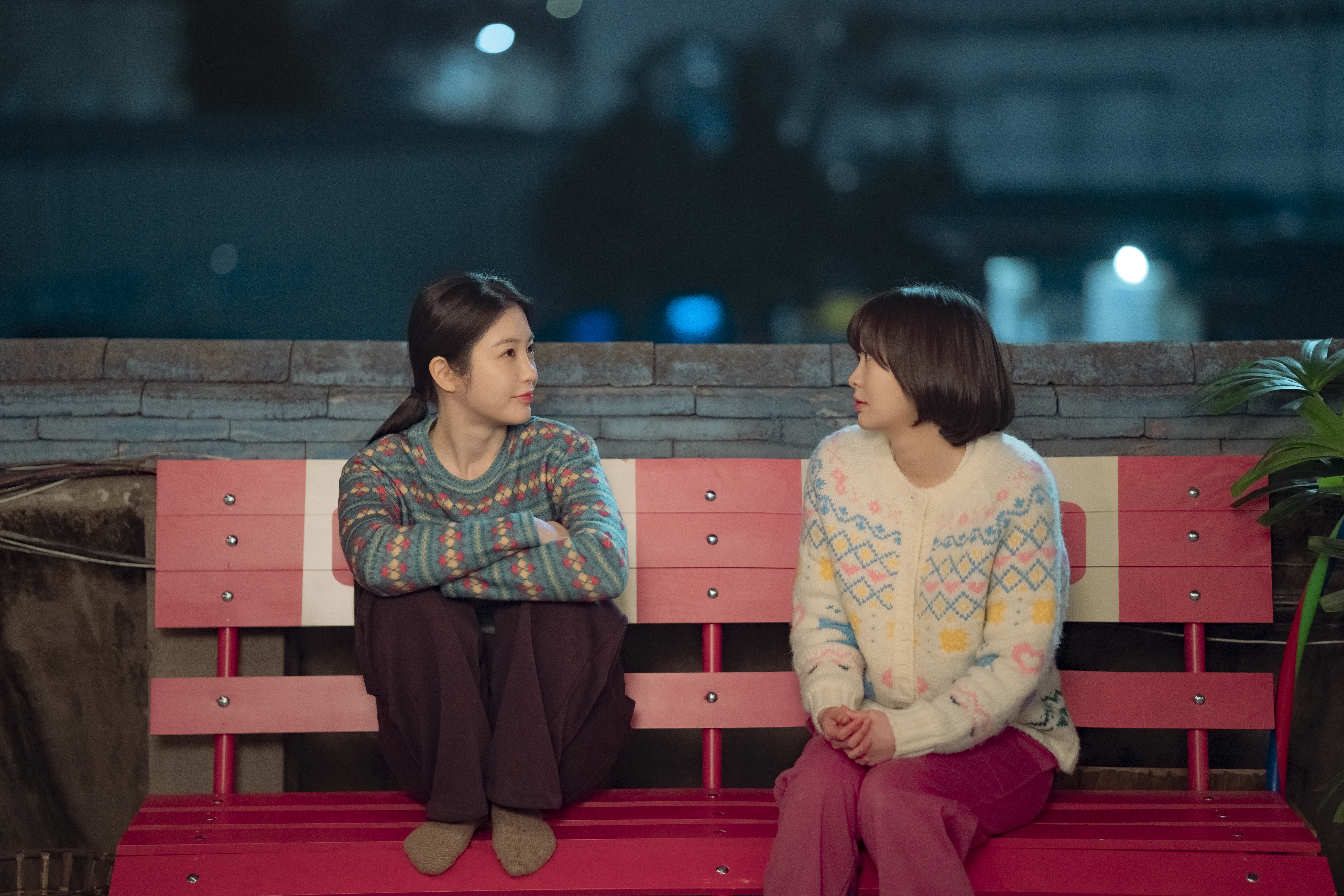 1980年の韓国が舞台。女性ふたりの友情と切ない初恋を描いた青春ロマンス『100番の思い出』