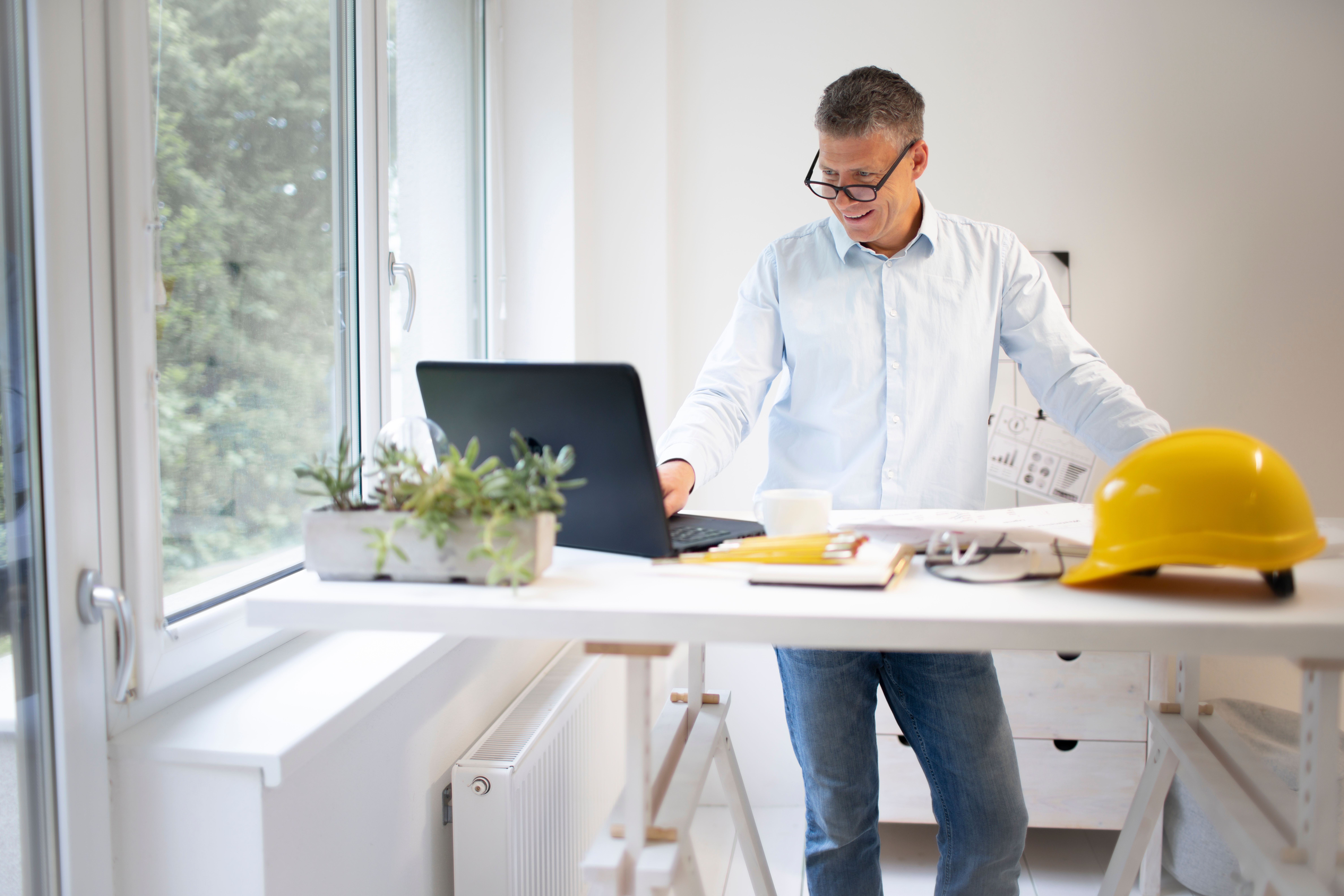 Révolutionne ton home office : 5 arguments imparables pour adopter un bureau assis-debout !