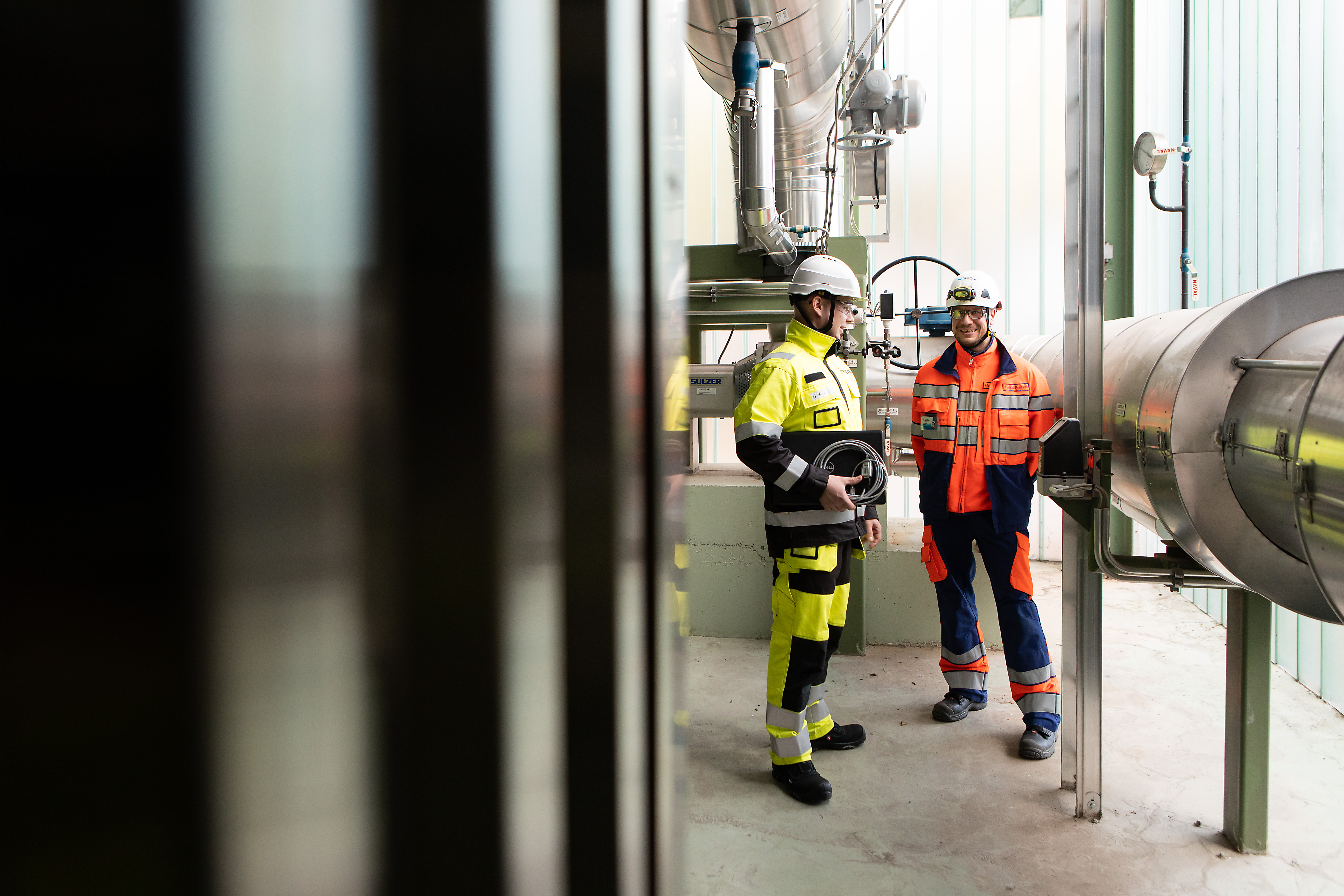 Insta employee and customer of Tampere Energy at the Hakametsä heating plant.