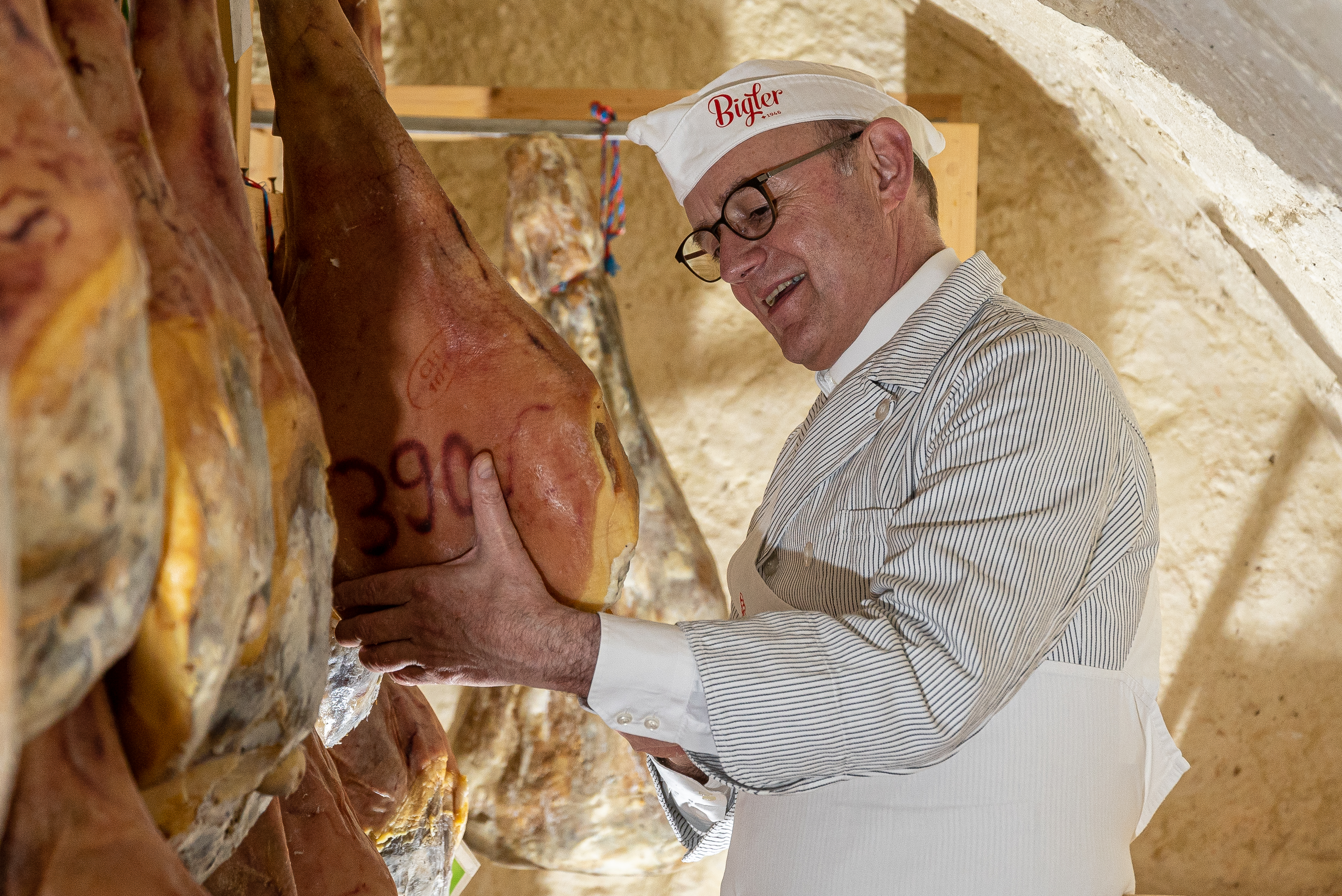 © Bigler AG Fleischwaren – Gérard Bigler in seinem Rohschinken Gewölbekeller Schnottwil