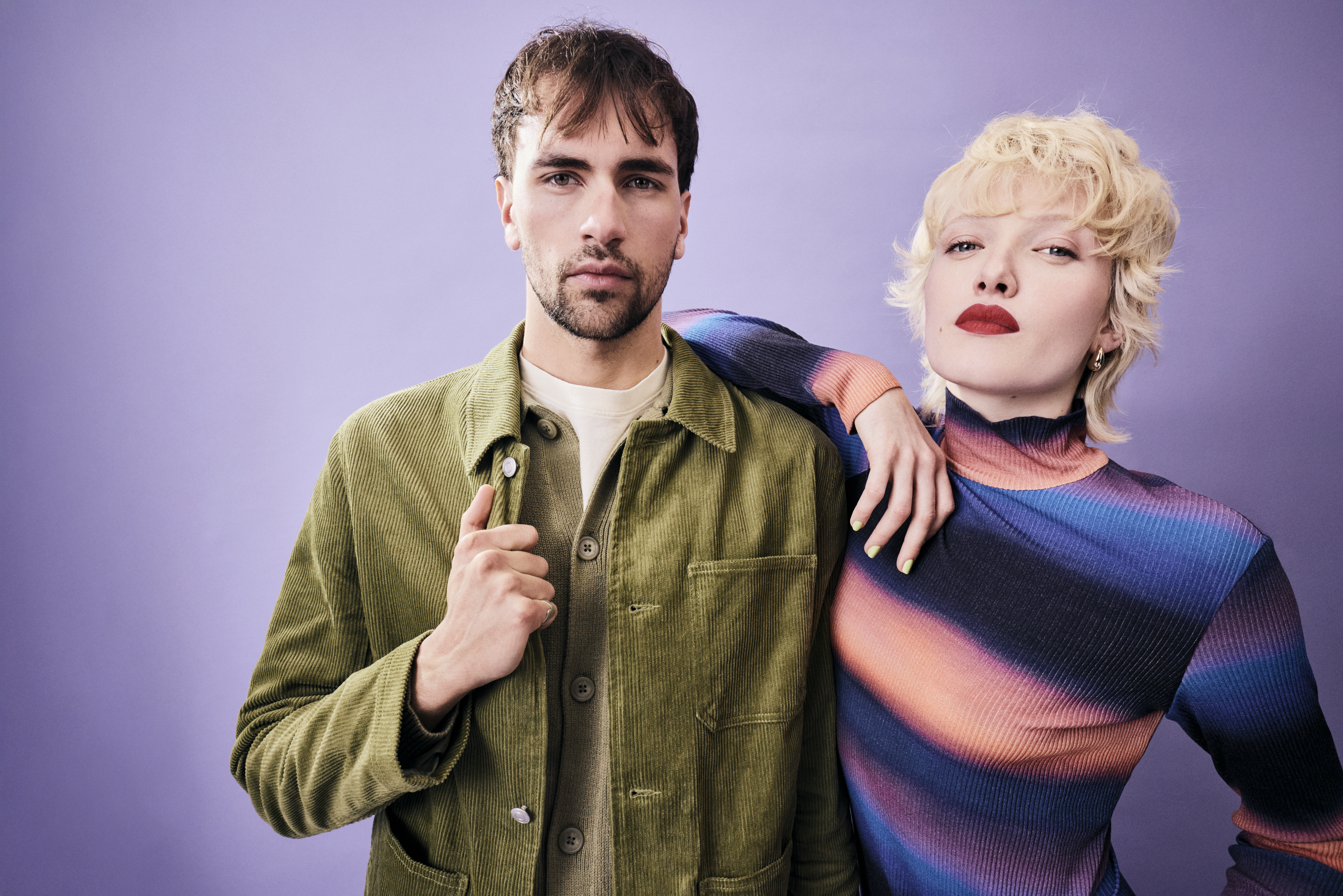 Dva mlada človeka na vijoličnem ozadju - dobrodošli v banki BKS.