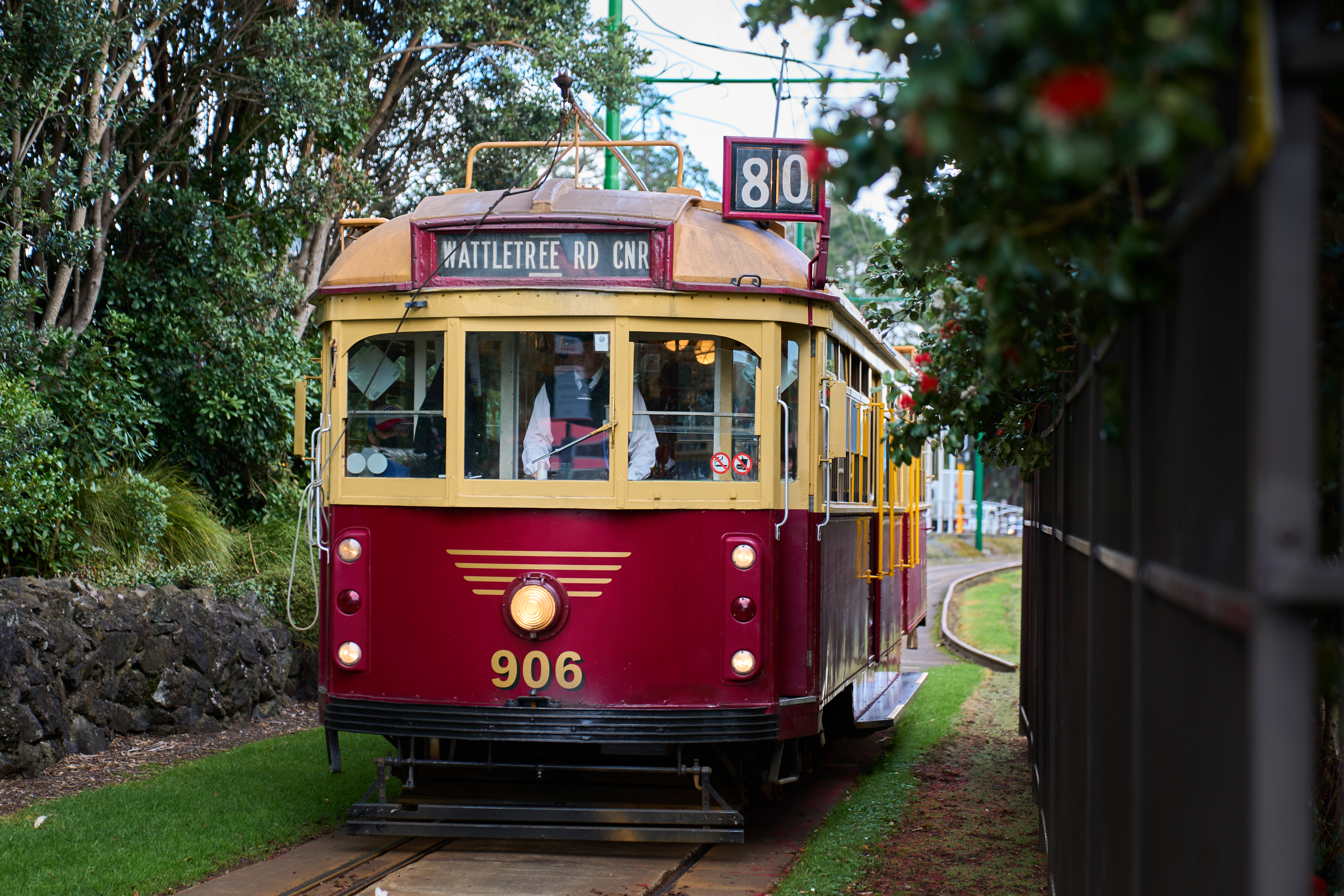 Tram 906