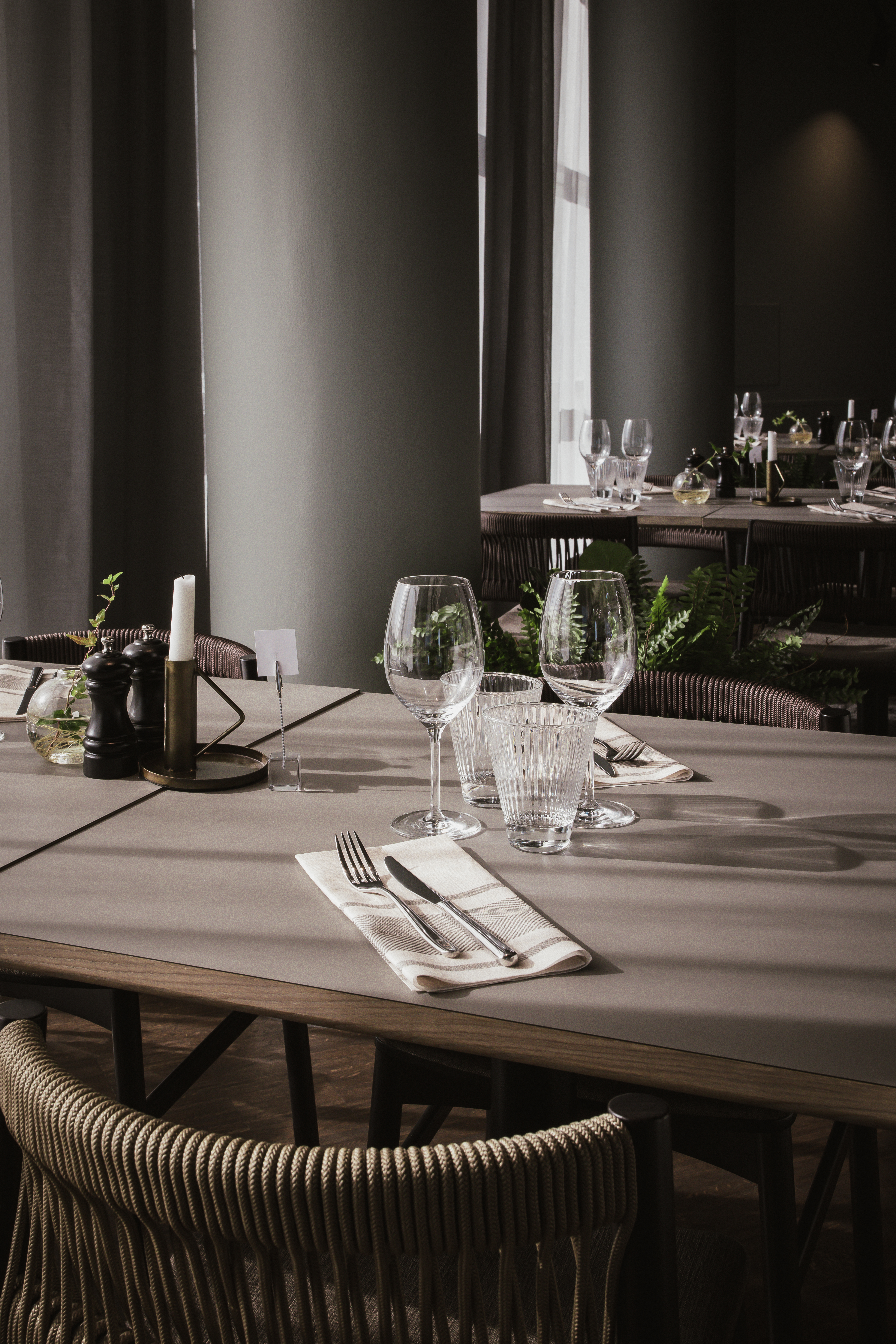 Et vakkert dekket spisebord i en moderne restaurant på Quality Hotel Arlanda XPO, klart for gjester.