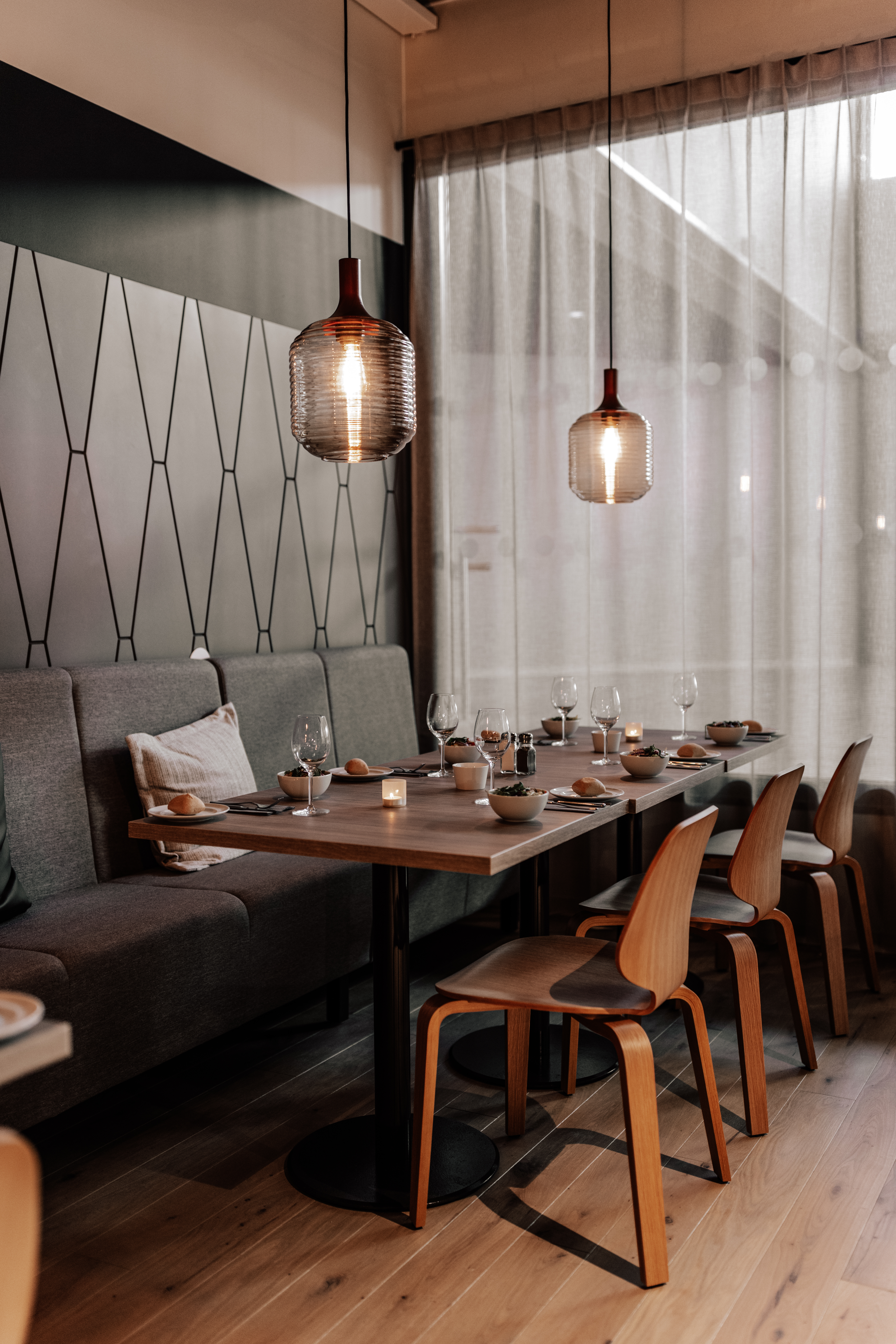 Et vakkert dekket spisebord i en moderne restaurant på Quality Hotel Arlanda XPO, klart for gjester å nyte et måltid.