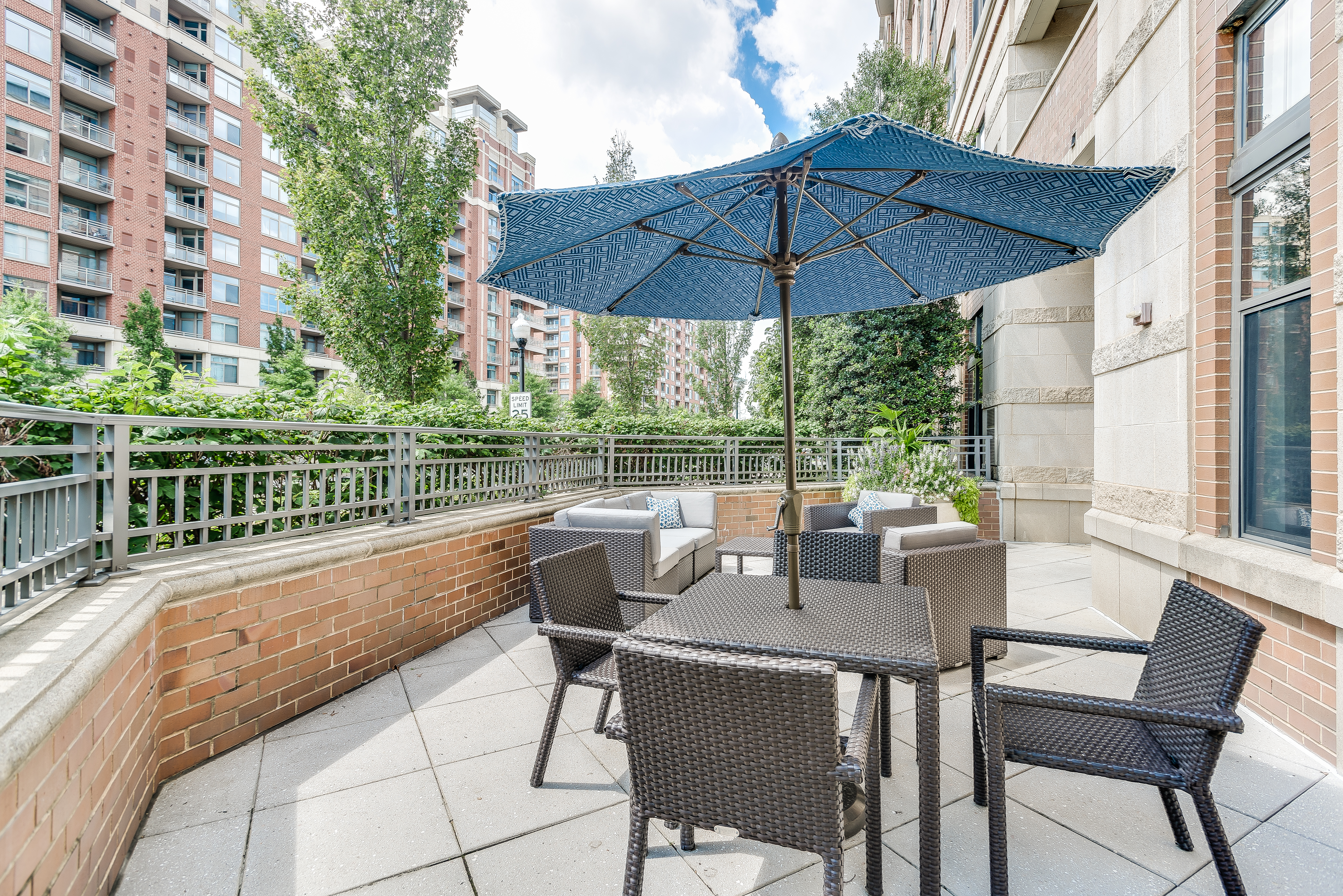 camden-potomac-yard-apartments-arlington-va-resident-lounge-outdoor-seating.jpg