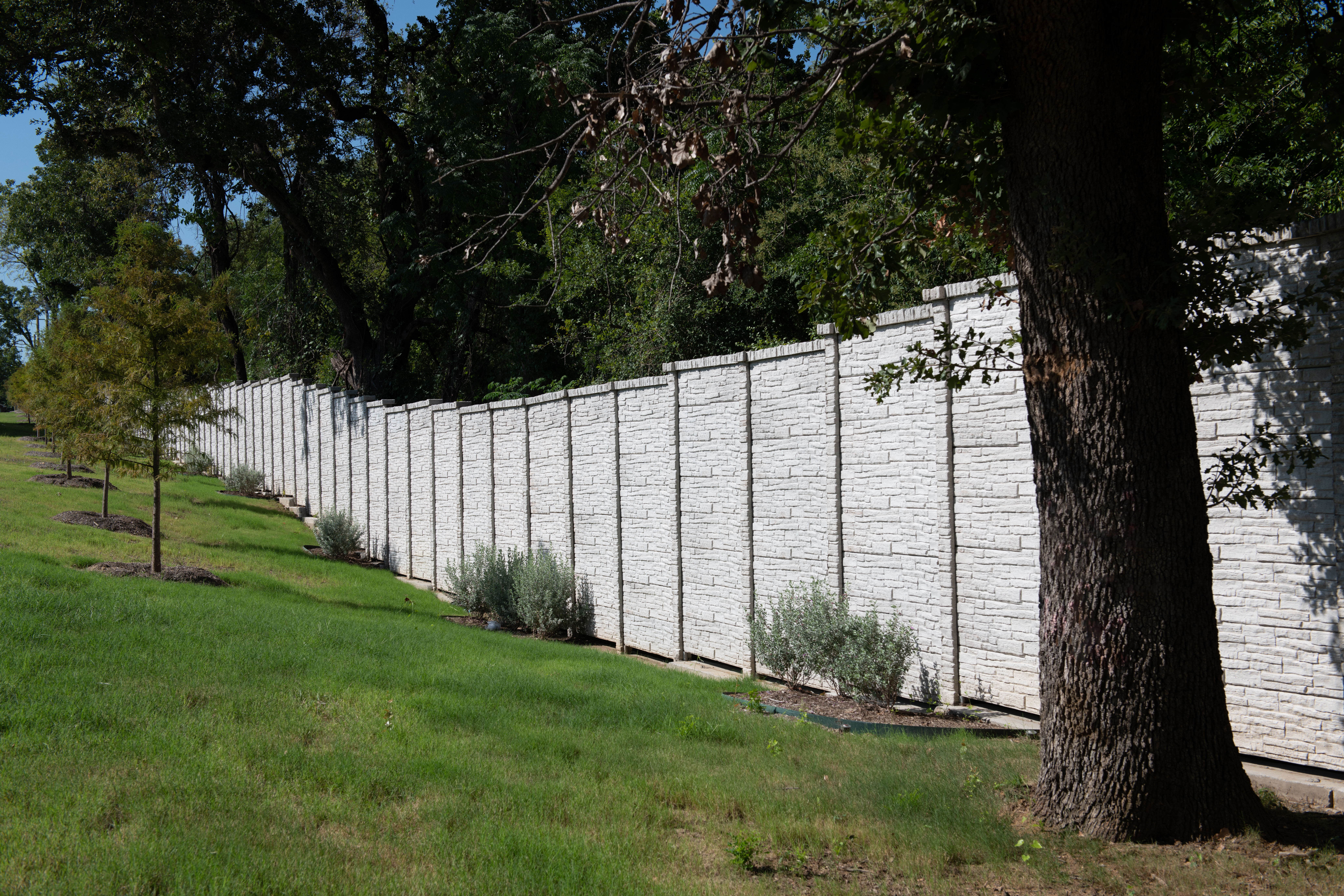 Superior Concrete Products Fence and Wall Projects Gallery - Superior Ledgestone Screening Wall