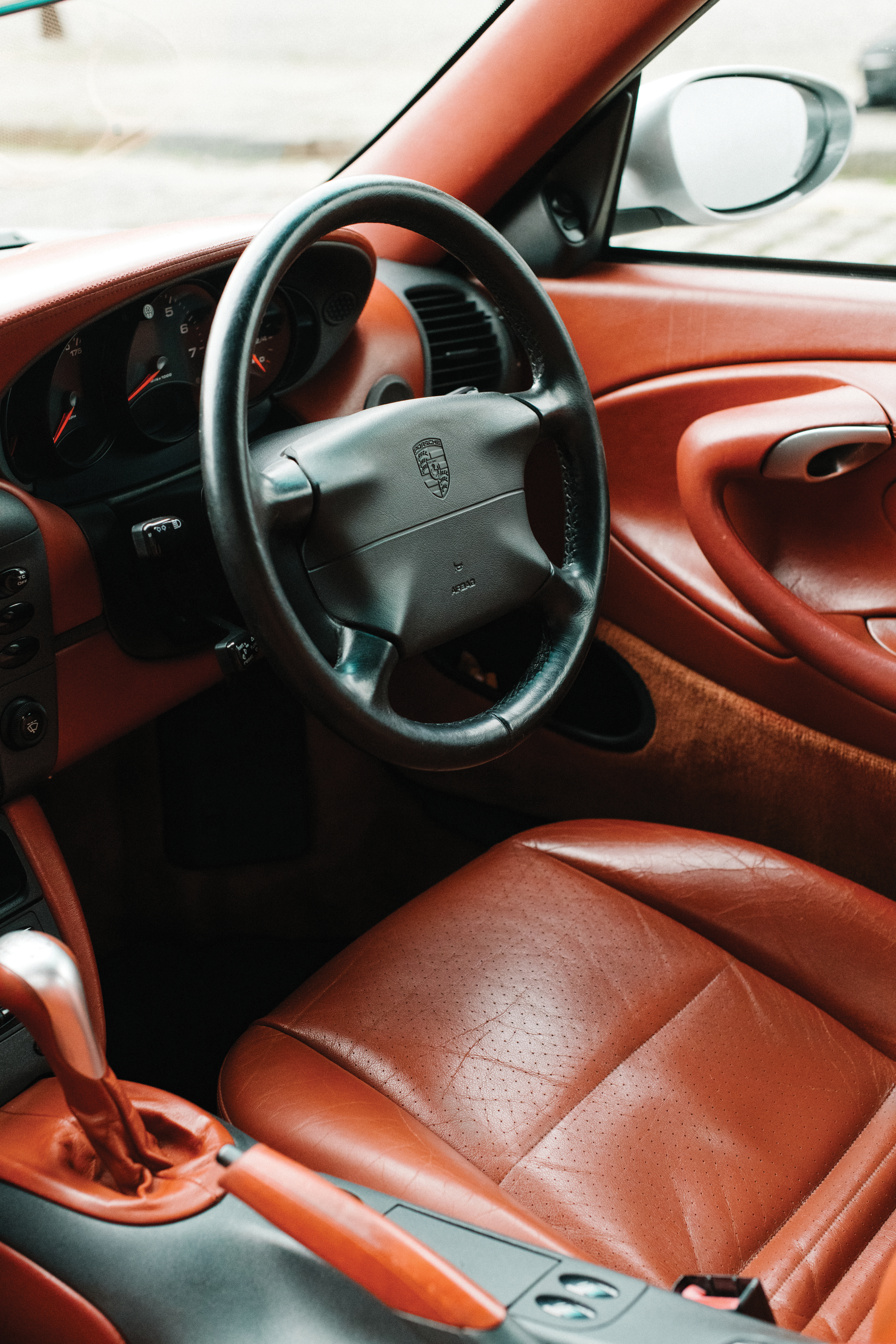 Cinnamon brown leather interior of Porsche 911 (996)