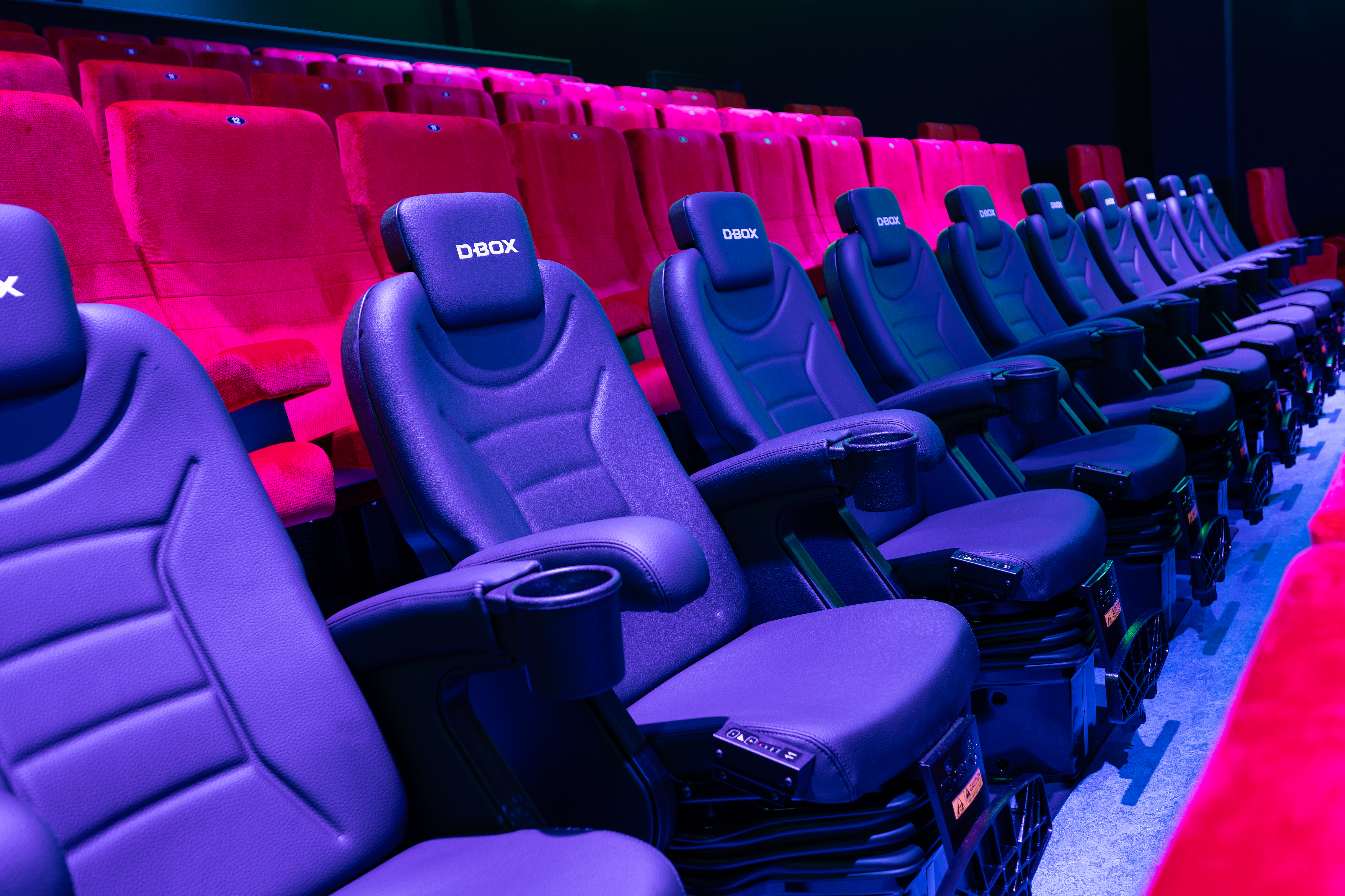 Foto, das die DBox-Stühle im ULTIMATE. Saal des Cineplex Erding zeigt